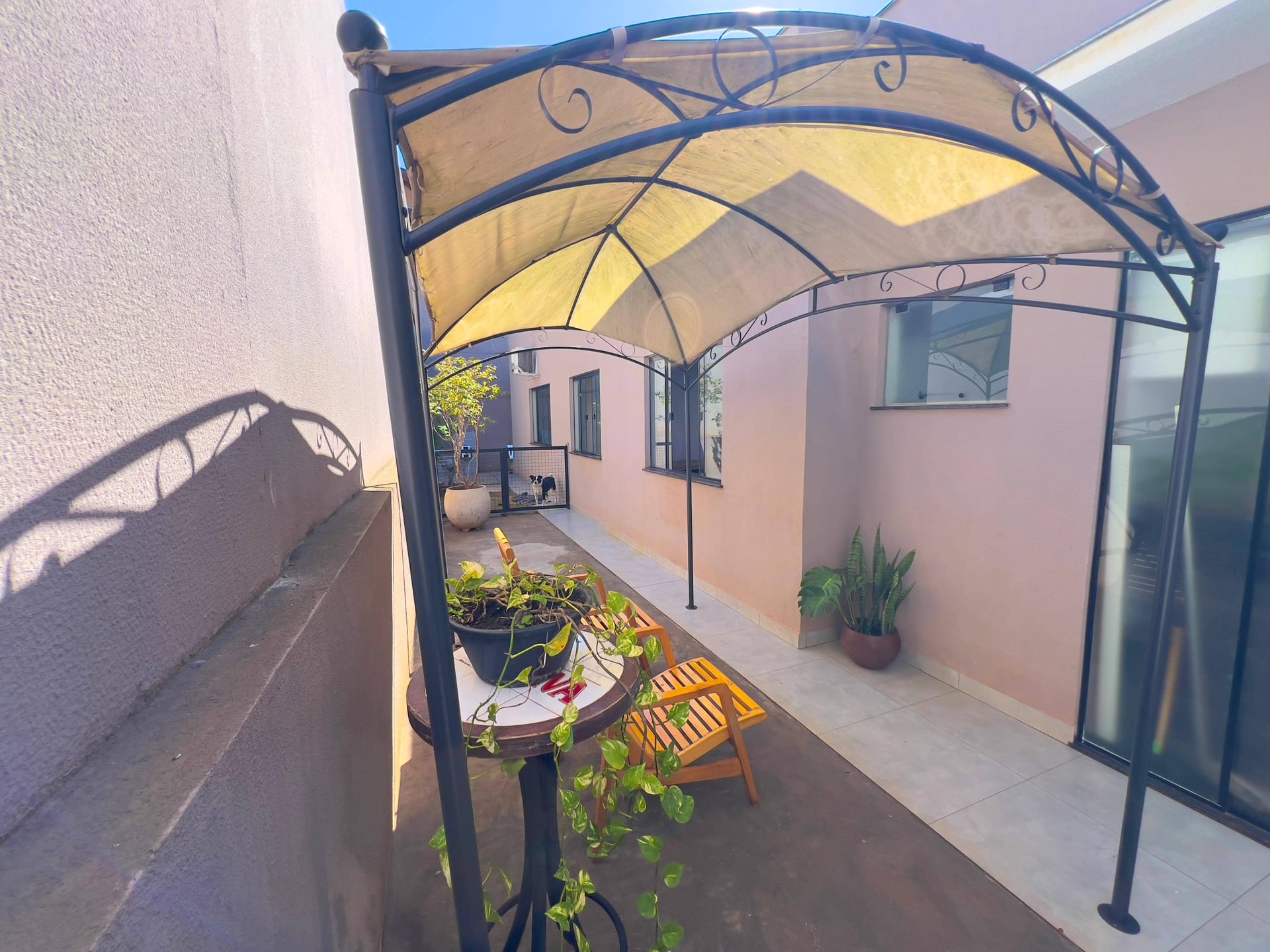Casa à venda, Bairro Monte Carlo, Pé Direito Alto, 3 quartos sendo 1 Suite, Proximo ao Aeroporto, Londrina PR