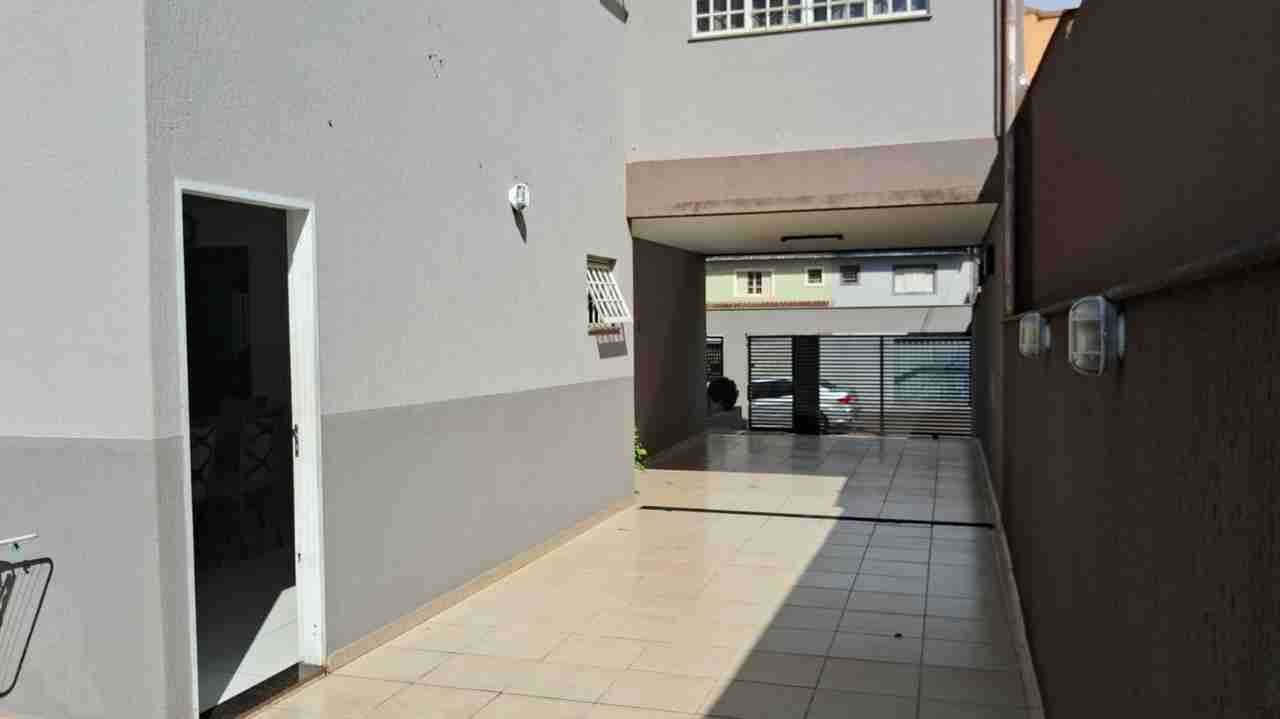 Casa à venda, Jd Kobayashi, 280m² privados, com piscina, 3 quartos sendo 1 suíte, 3 vagas - Califórnia, Londrina, PR
