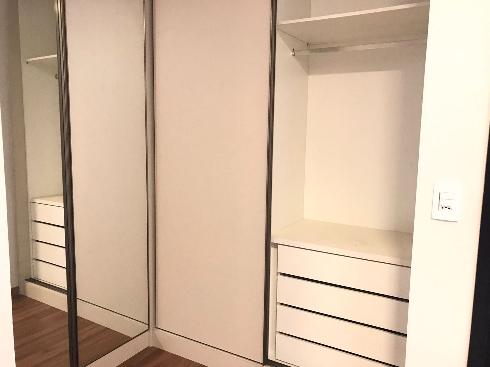 Sobrado à venda, Condomínio Morada das Flores, 137m² úteis, 3 quartos sendo 1 suíte, 2 vagas  - Cambé, PR