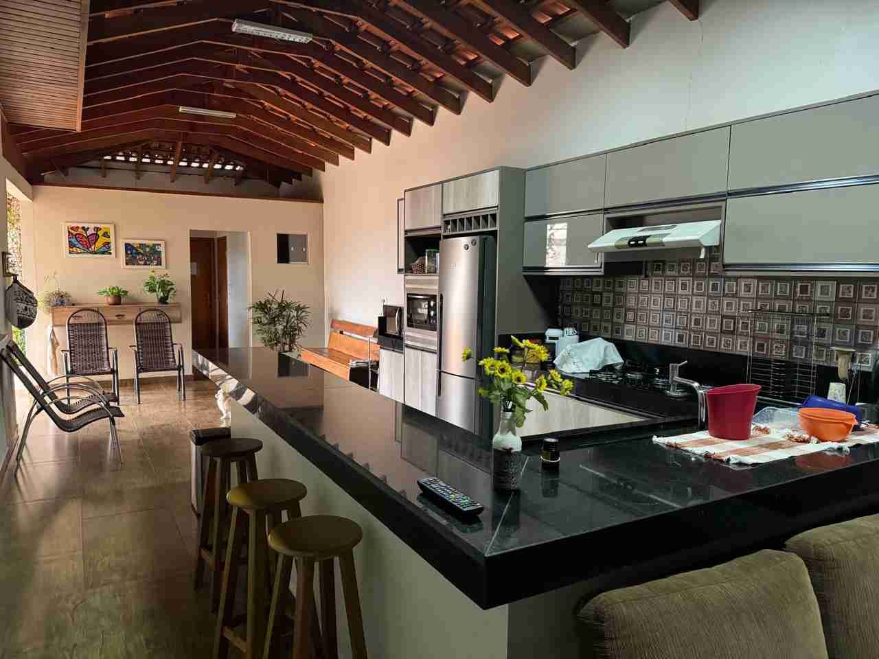 Casa à venda, 400 m2 úteis, 4 quatos sendo 2 suítes, porteira fechada. área de lazer ampla, 6 vagas, Jardim Shangri-lá A, Londrina-PR