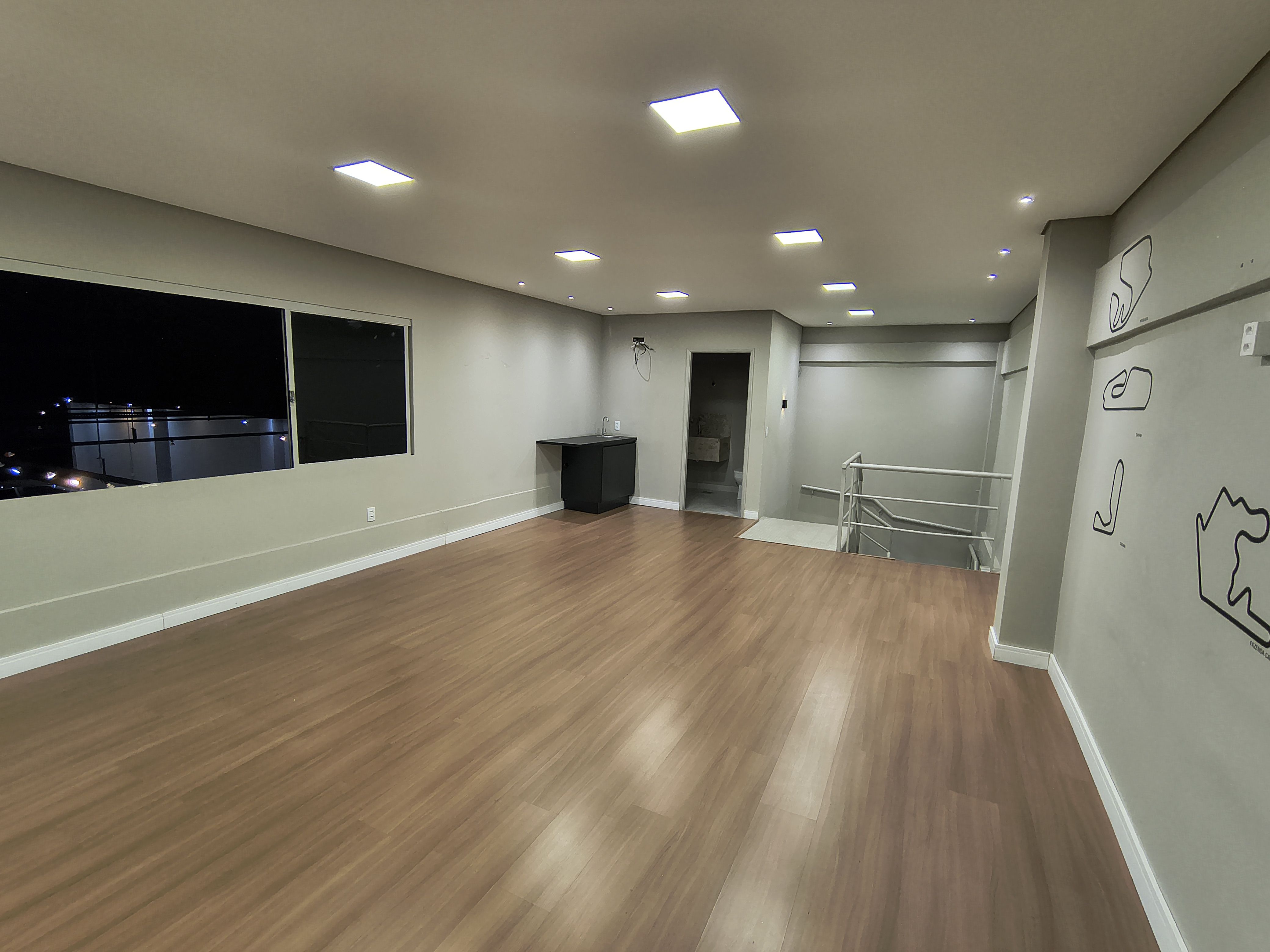Barracão para locação, 997M² úteis, subsolo e mezanino, 28 garagens, 4 banheiros, Av.JK, Londrina-PR