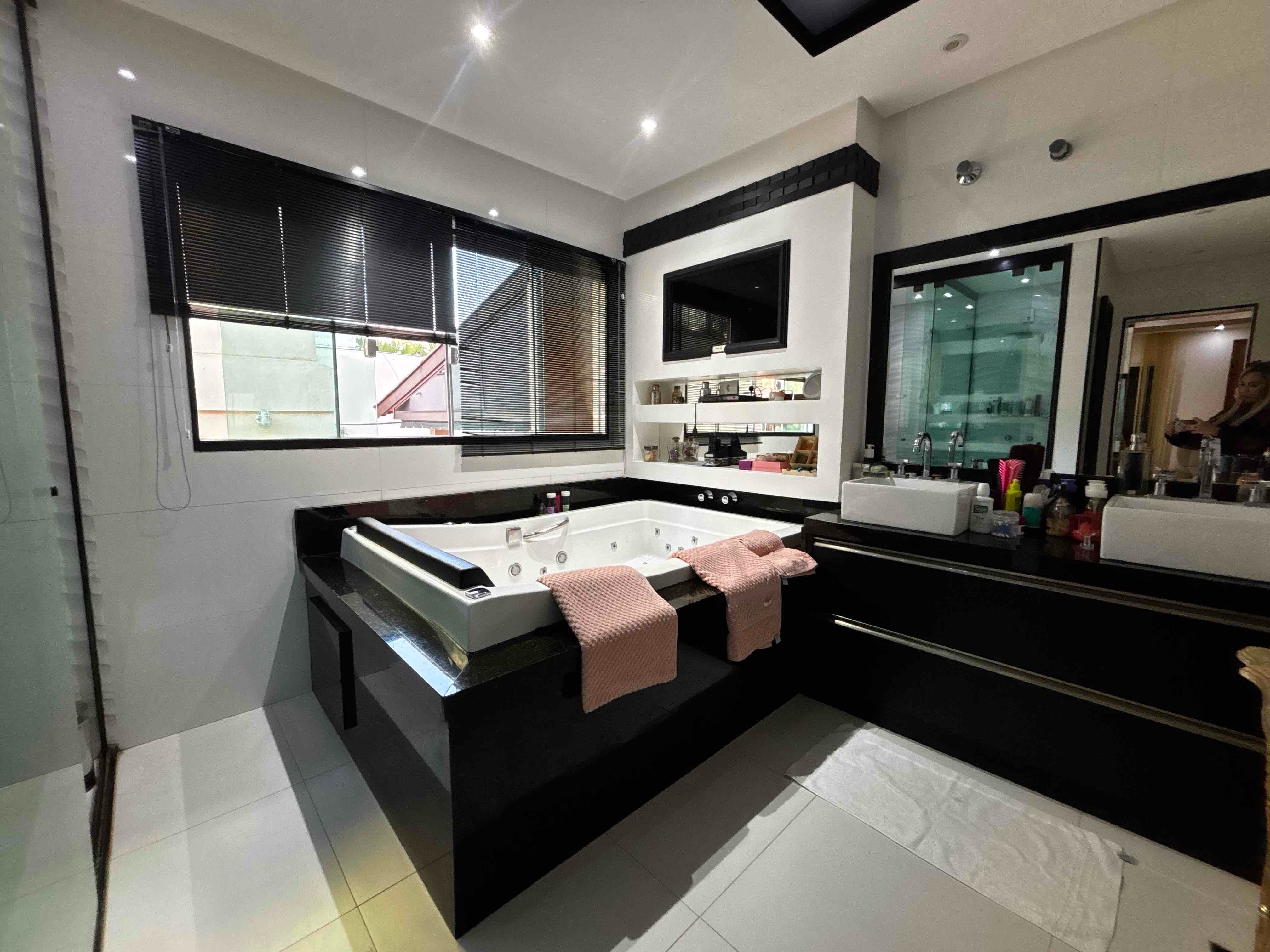 Sobrado à venda, no bairro Caravelle, Proximo ao centro e Aeroporto, 295m² úteis,  5 quartos sendo 1 suíte, piscina, churrasqueira - Londrina, PR