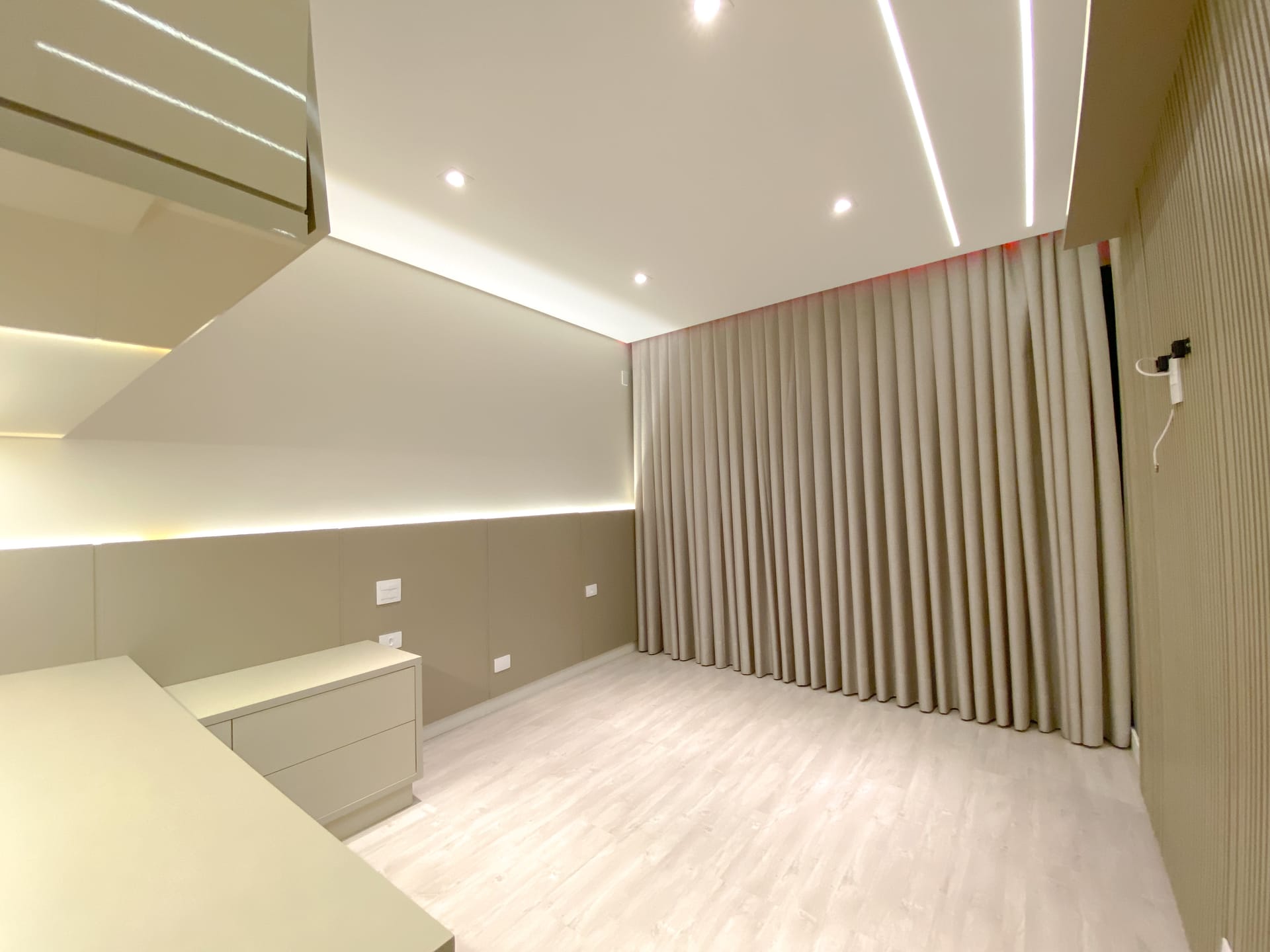 Sobrado à Venda, 302m² úteis,  3 suítes, decorado no Cond.Vivenda Vivendas do Arvoredo, Londrina, PR