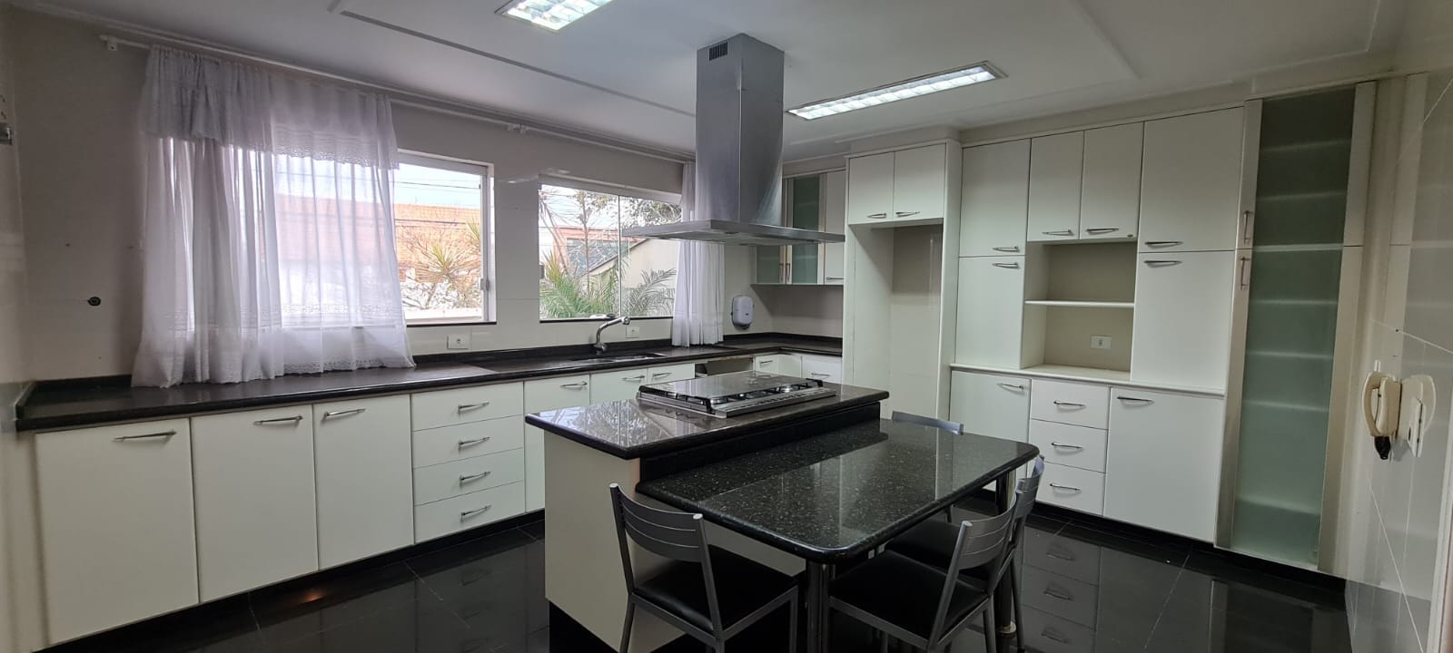 Sobrado à Venda, residencial ou comercial prox a Av Maringá, 440m² úteis, 5 quartos sendo 3 suítes, e 2 com sacada, piscina, 4 vagas - Iguaçu, Lo