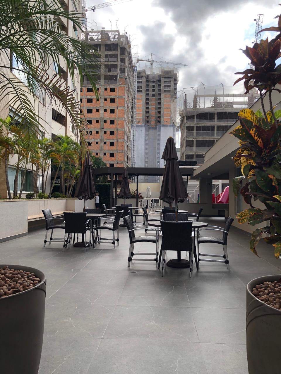 Apartamento à venda, Edifício Mirante do Lago, 76m² úteis, 3 quartos sendo 1 suíte, sacada com churrasqueira - Gleba Fazenda Palhano, Londrina, P