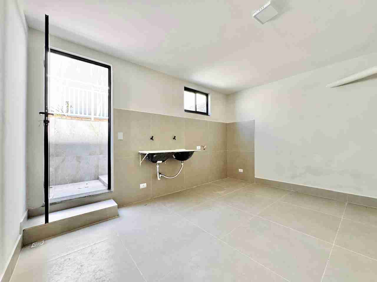Casa à venda, alto padão, 3 pavimentos, aréa útil de 465M², 6 quartos (sendo 2 suítes e um suíte master) ,Mediterrâneo, Londrina, PR