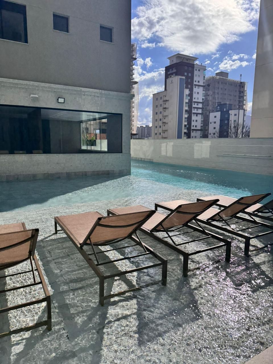 Apartamento novo à venda, 400m² da praia, Edifício Fiori Del Mare Residenziale, 3 suítes, 2 vagas de garagem, Itapema/SC.