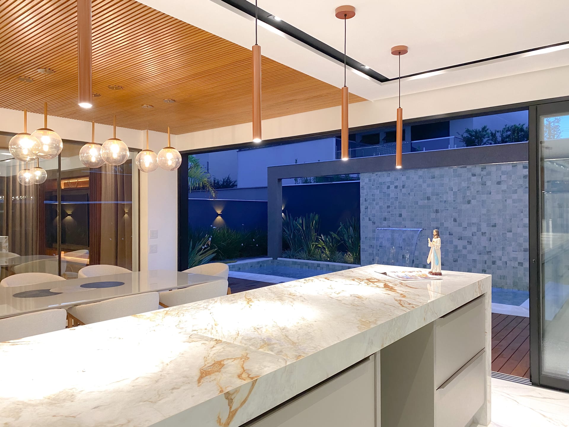 Sobrado à Venda, 302m² úteis,  3 suítes, decorado no Cond.Vivenda Vivendas do Arvoredo, Londrina, PR