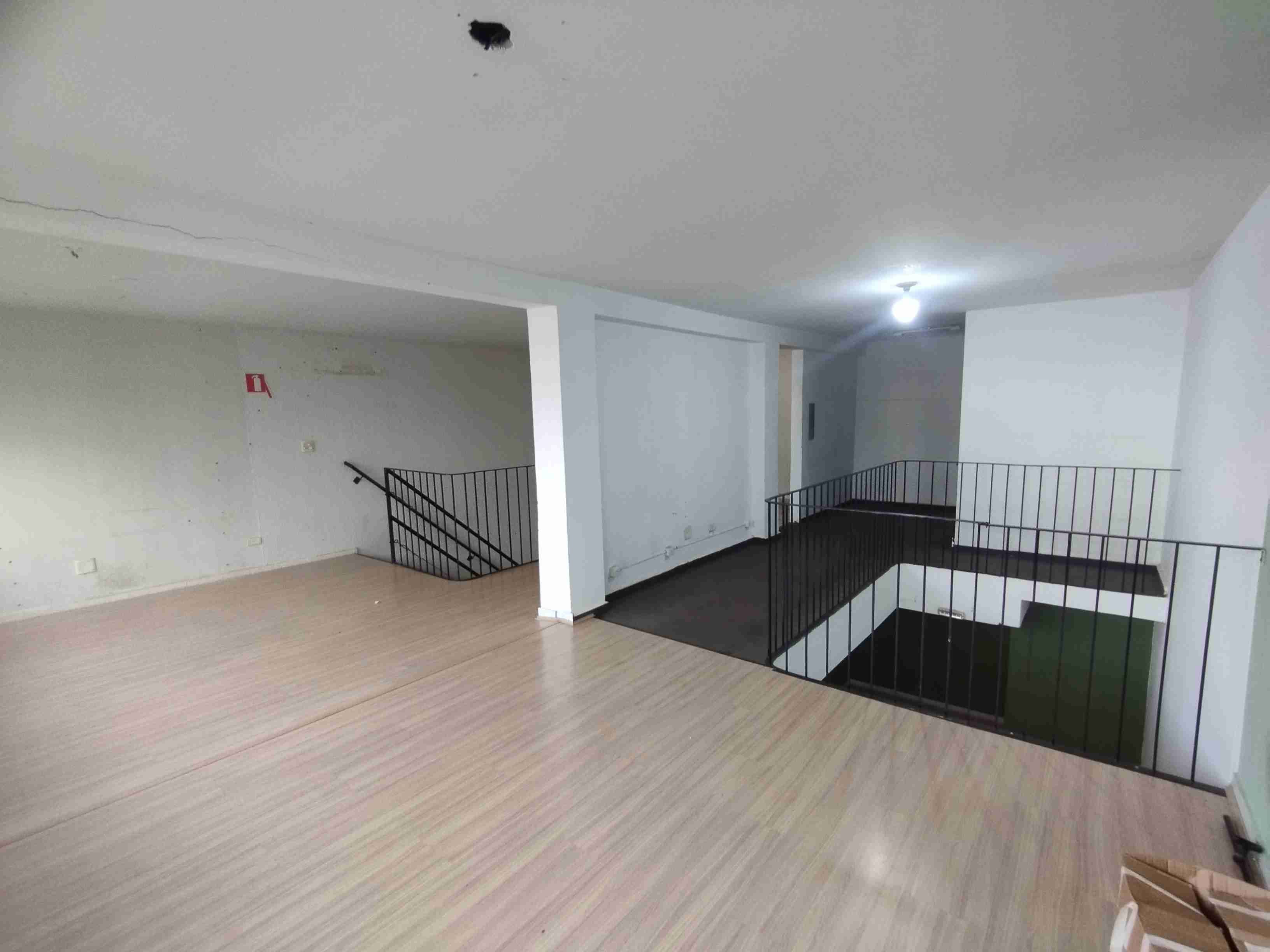 Loja para locação, Rua Fernando de Noronha, centro, 160M², barracão com mesanino. amplo, frente vidro, aluguel R$ 5.000. Londrina-PR