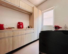 Sobrado à venda, Alphaville 2, 285m² úteis, 4 suítes, sendo uma com hidro e closet, completo planejados, piscina, 4 vagas-  Vivendas do Arvoredo,