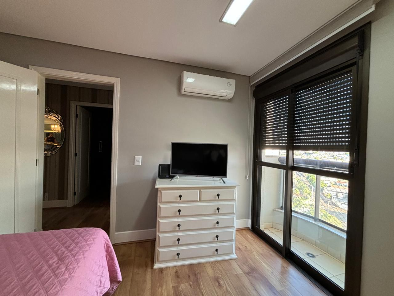 Apartamento à venda - 240m² úteis, 4 quartos sendo 2 suítes/ andar alto / 4 vagas de garagem /  PALAZZO VERONESI - Londrina/PR