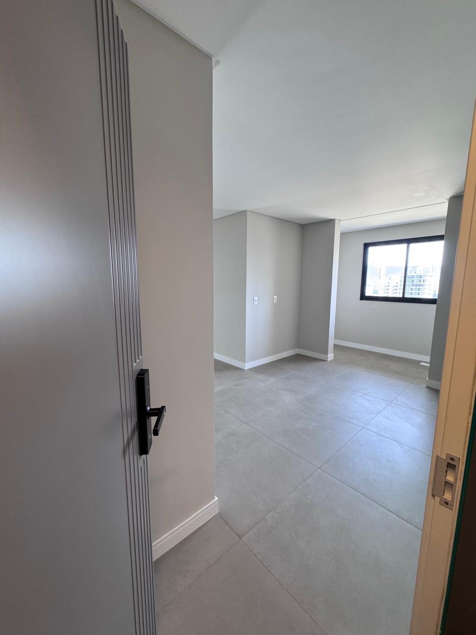 Apartamento no último andar com vista à montanha no litoral catarinense