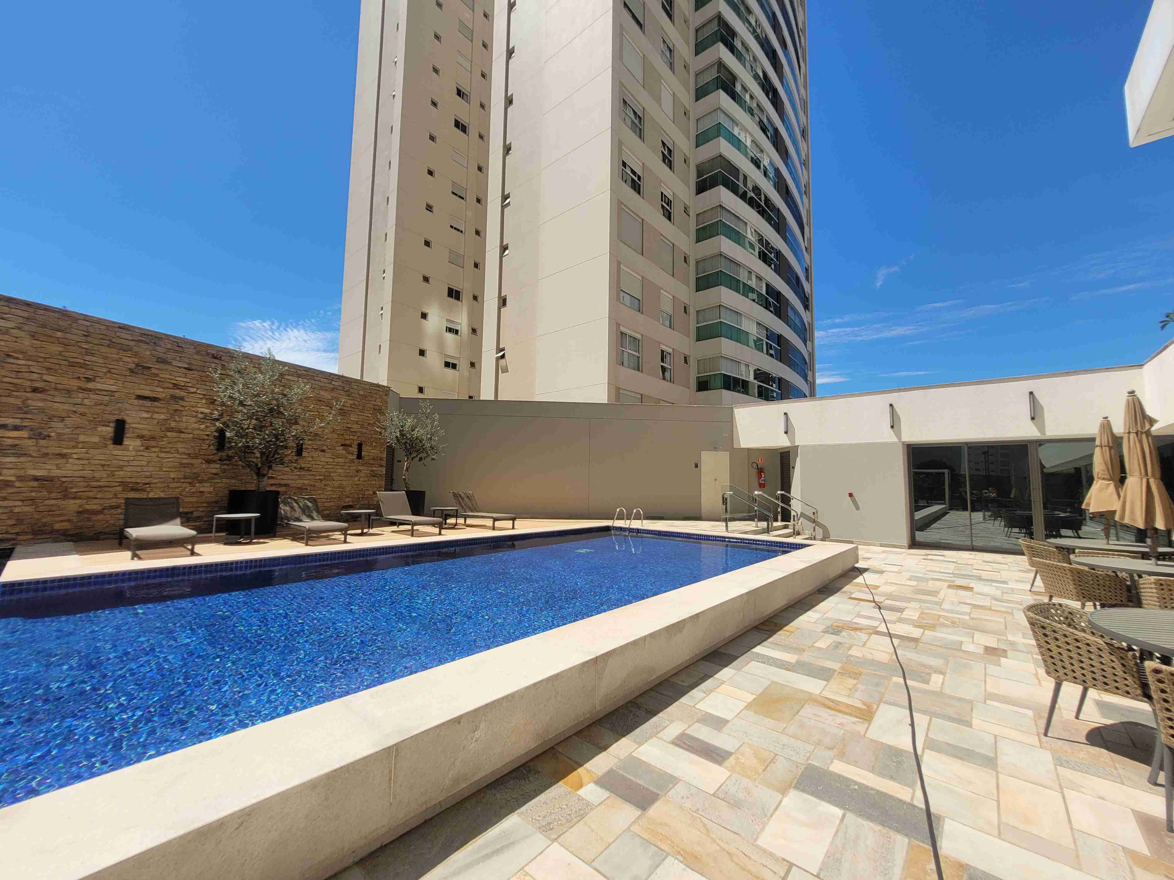 Apartamento à venda no Edifício Le Reve, 323m² úteis, 3 suítes, vista para o lago, 4 vagas - Gleba Palhano, Londrina, PR