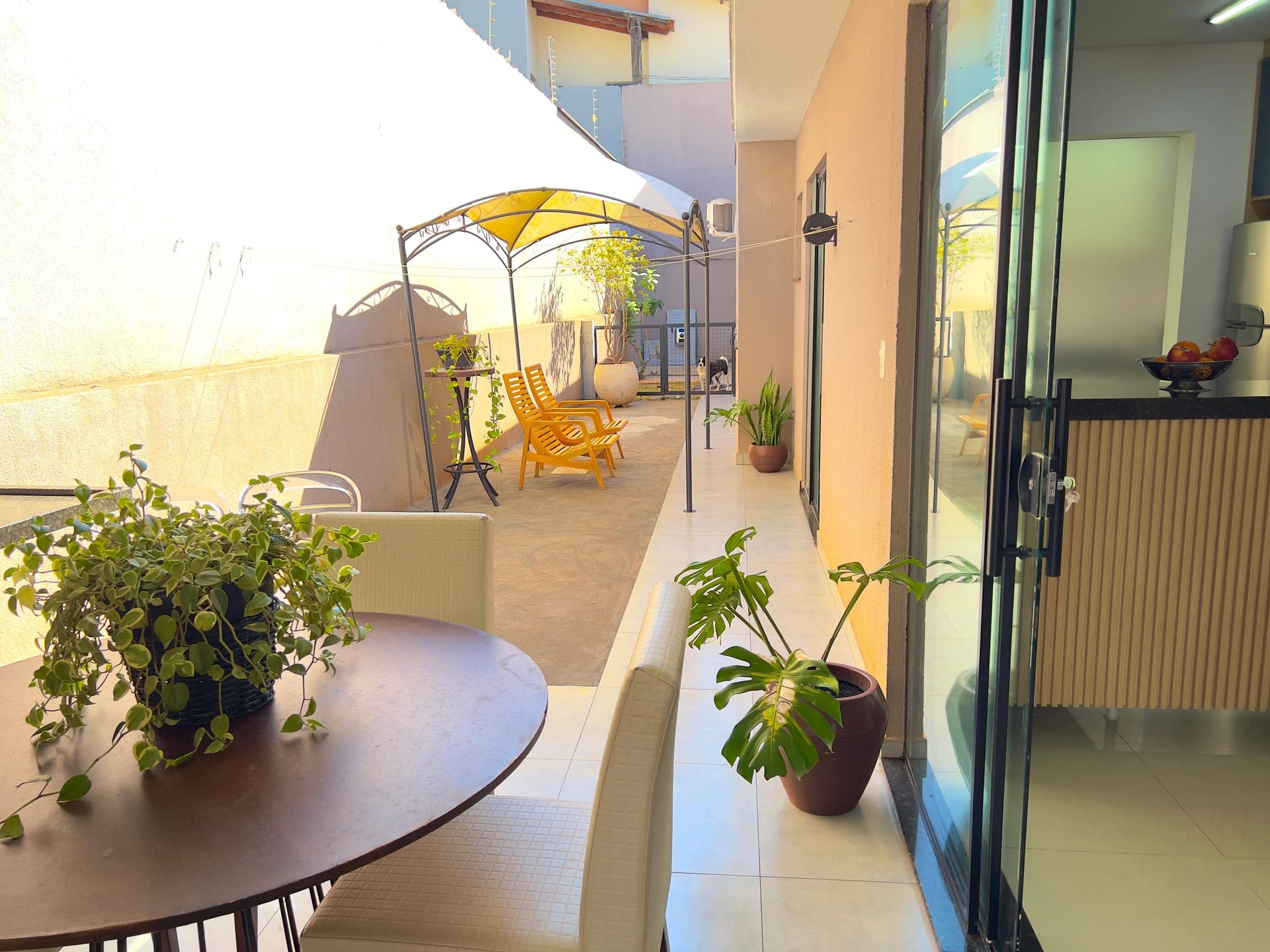 Casa à venda, Bairro Monte Carlo, Pé Direito Alto, 3 quartos sendo 1 Suite, Proximo ao Aeroporto, Londrina PR