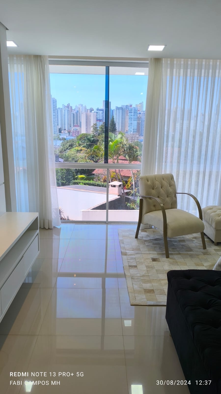 Casa à venda no Jardim Quebec, 614m², 3 Quartos sendo 1 suíte, 5 banheiros, 2 lavabos e 4 vagas de garagem, Londrina, PR