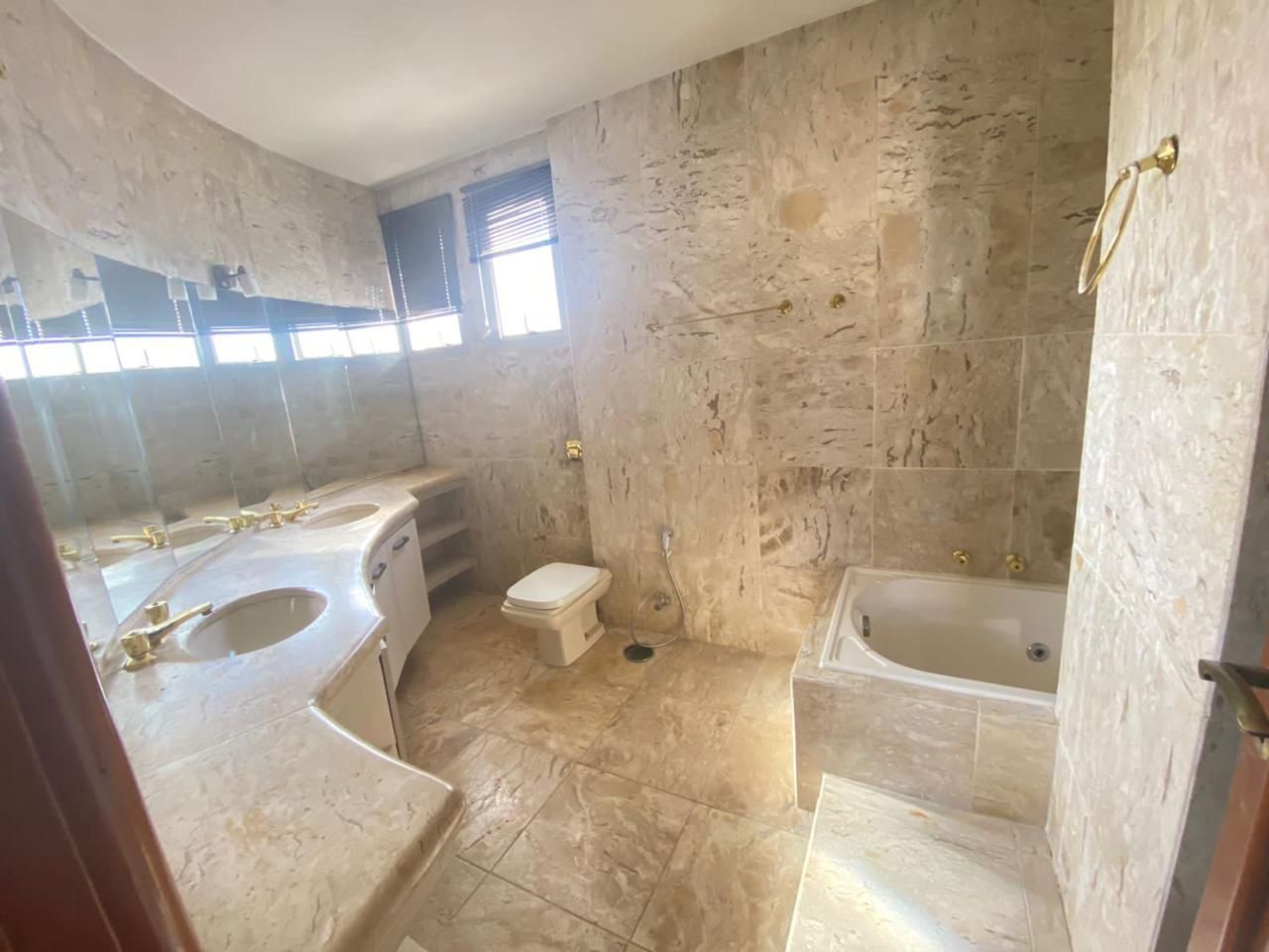 Apartamento à venda, 467m²  úteis, cobertura penthouse, 4 dormitórios sendo 2 suítes, 4 banheiros, Centro - Londrina, PR