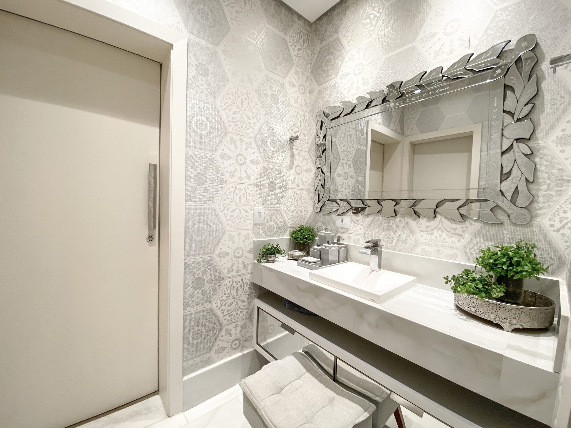 Casa venda e locação no Cond. Alphaville II, 300m² úteis, mobiliada, decorada com 4 quartos sendo 2 suítes e 2 demi-suites, piscina, hidromassage
