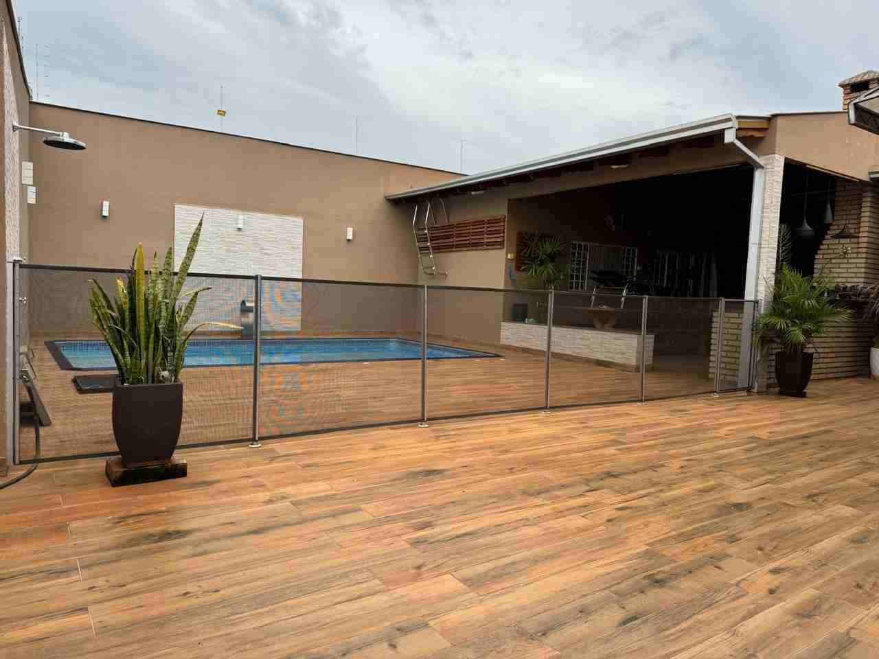 Casa à venda, 400 m2 úteis, 4 quatos sendo 2 suítes, porteira fechada. área de lazer ampla, 6 vagas, Jardim Shangri-lá A, Londrina-PR