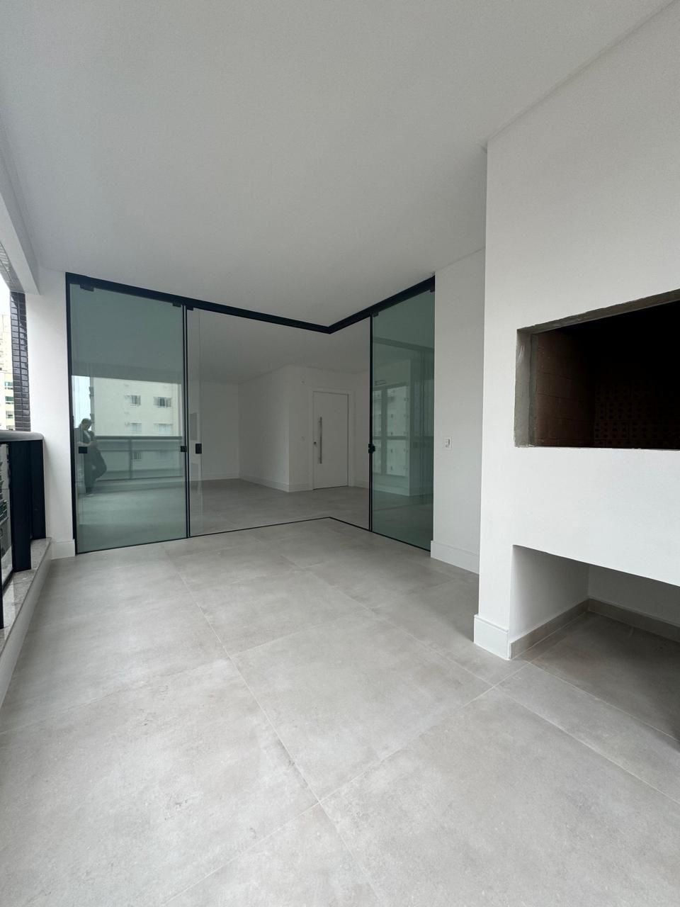 Apartamento novo à venda, 400m² da praia, Edifício Fiori Del Mare Residenziale, 3 suítes, 2 vagas de garagem, Itapema/SC.