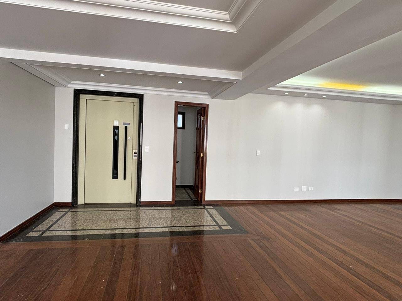 Apartamento à Venda,  260m² úteis, Edifício London Lake, 04 suítes, vista para lago 3 vagas - Caiçaras, Londrina, PR