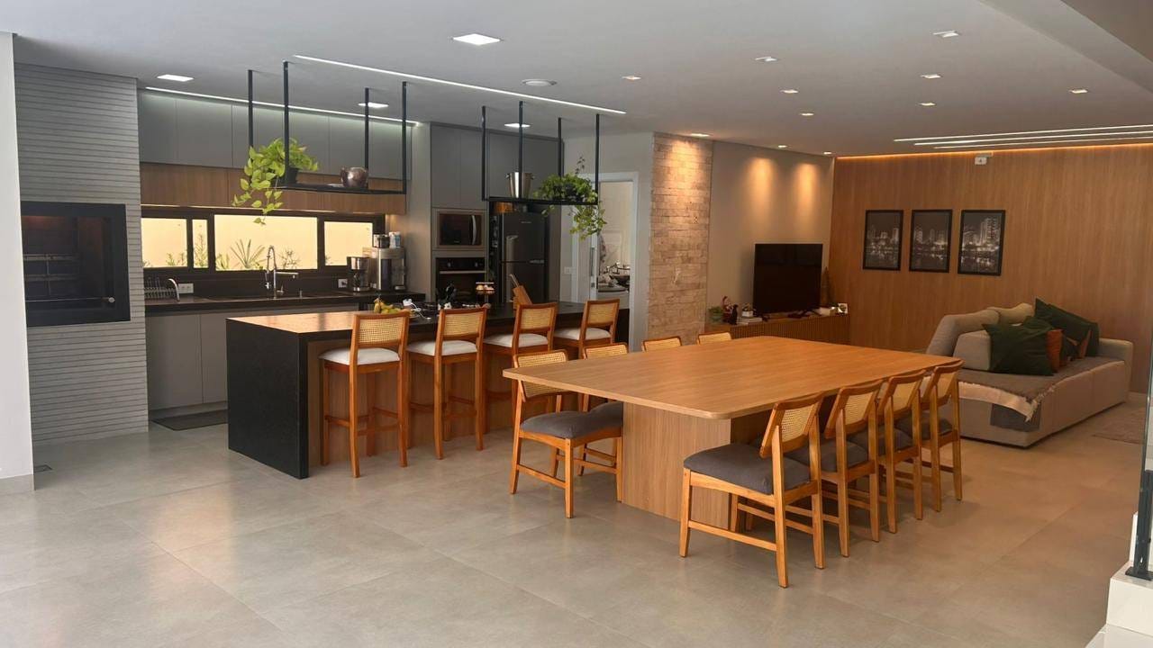 Imagens do imóveis Casa à venda,  226m² construção, porteira fechada, 3 suítes, piscina e churrasqueira, 4 vagas - Universitário, Londrina, PR