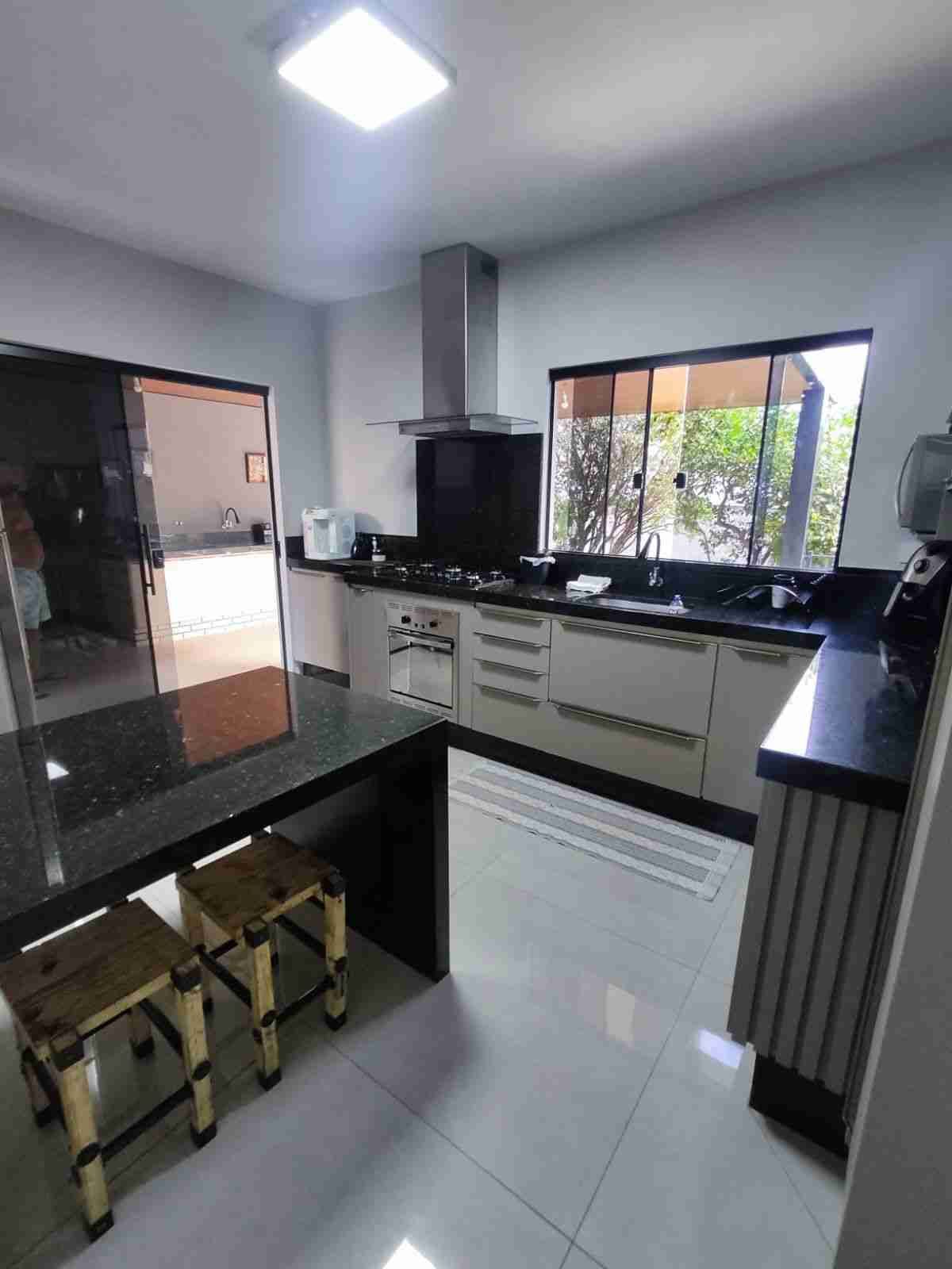 Casa à venda, 152m2 úteis, área total 330m2, 3 quartos, 3 vagas-  Mônica Londrina Pr