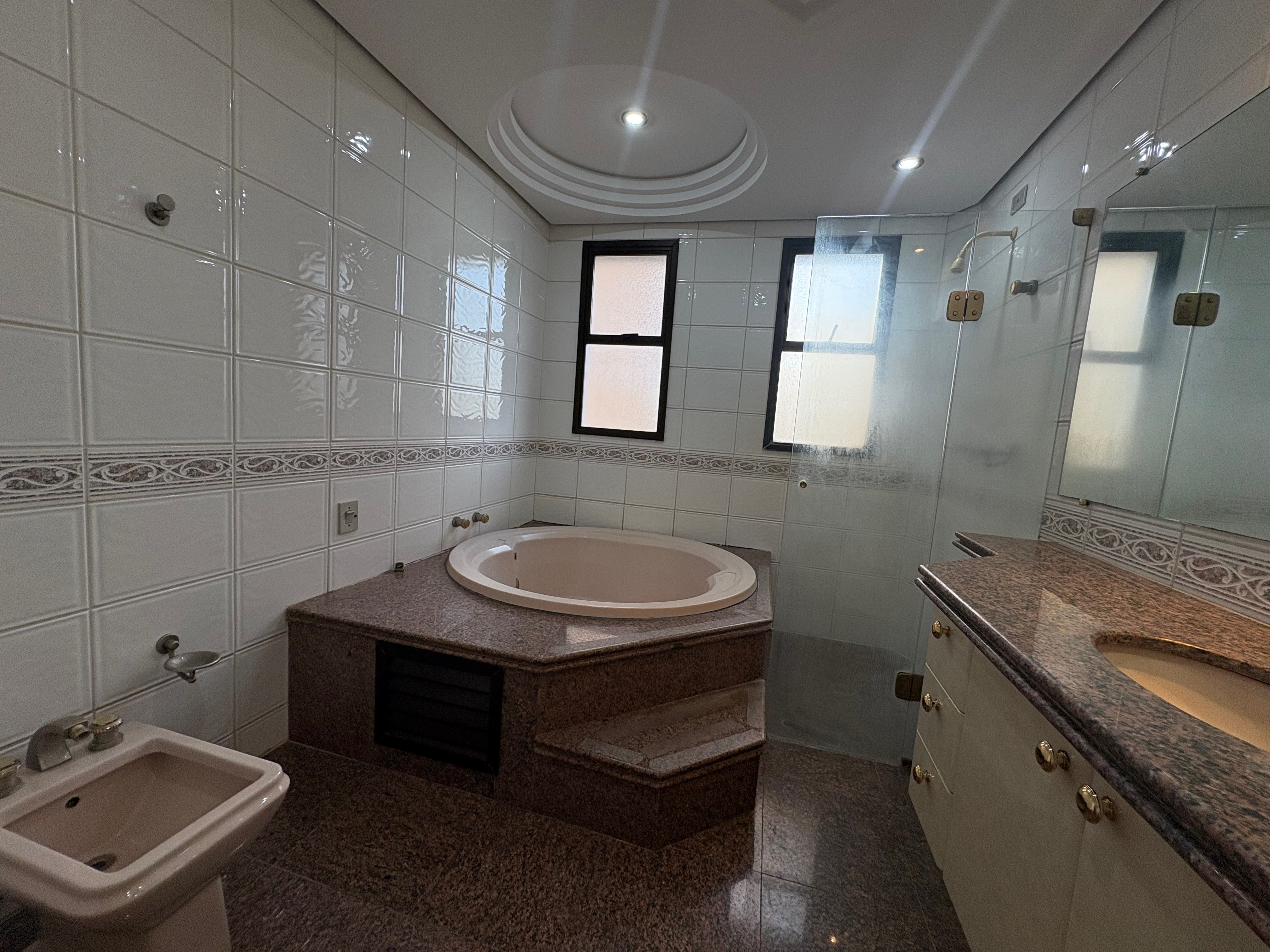 Apartamento à venda, Edifício Palais Lac Dor, 3 suítes, 5 vagas  - Londrina, PR