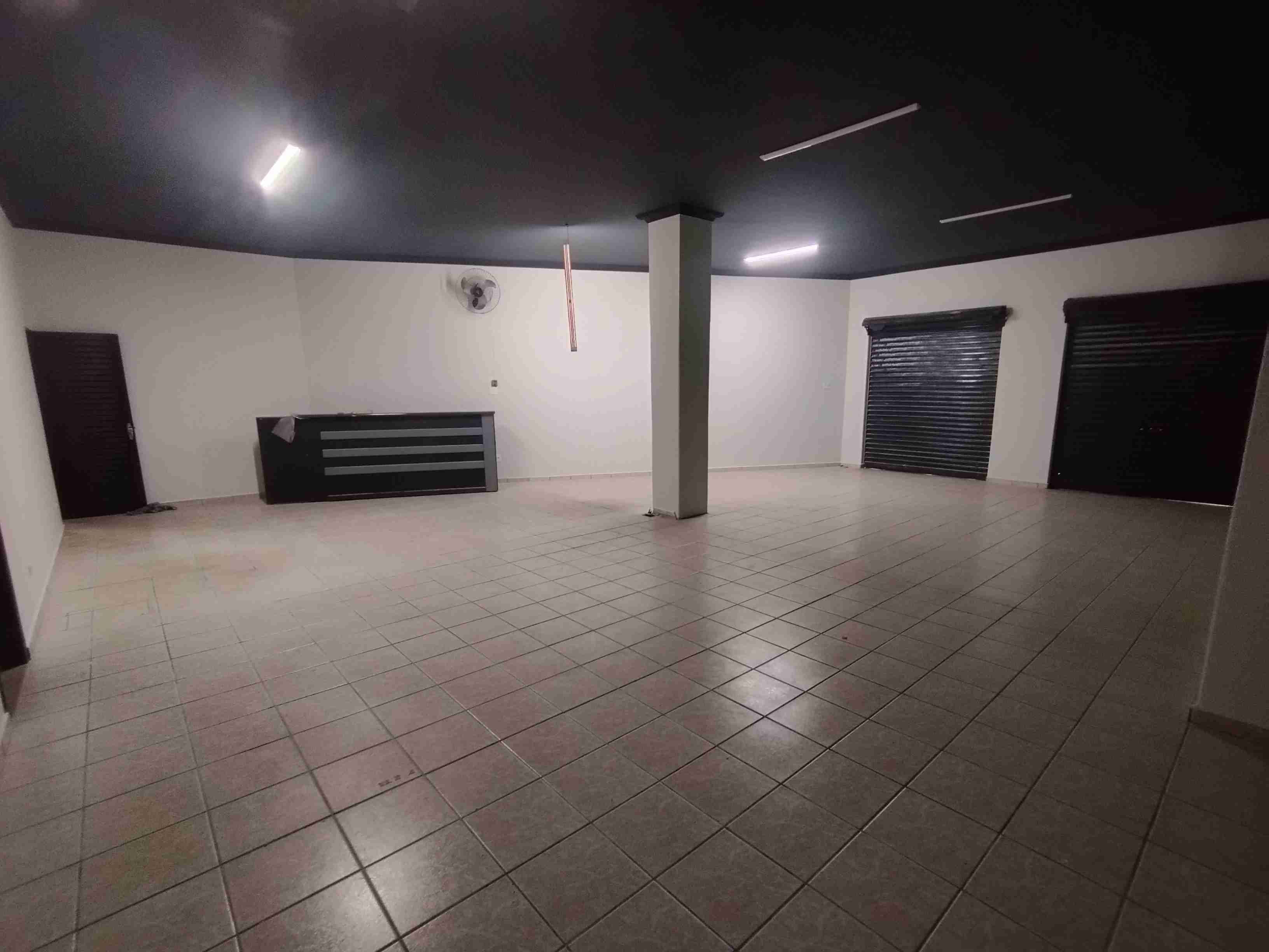 Barracão para locação, Av. Maringá, 358M² úteis, amplo, 5 garagens, Londrina-PR