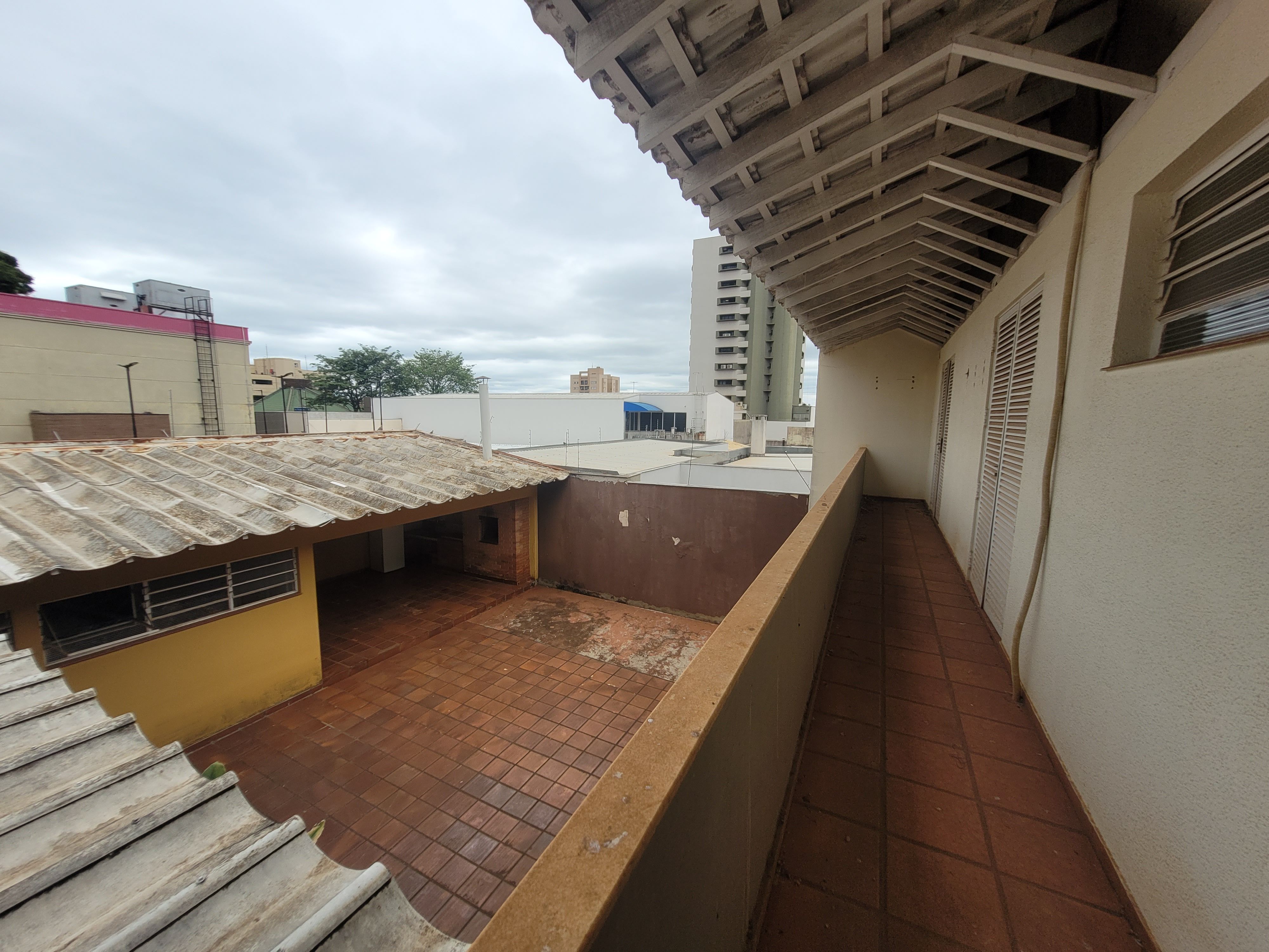 Sobrado à venda, 438m², 5 quartos sendo 3 suítes, 4 banheiros, 4 vagas de garagem no centro de Londrina, PR