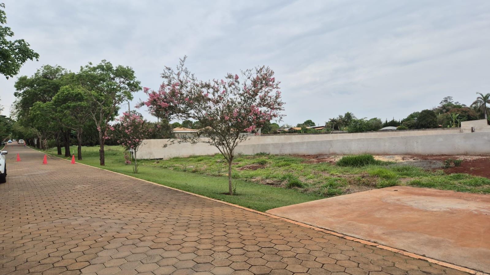 Terreno à venda, 2600 m2  Condomínio Estancia Bom Tempo, Murado e bem localizado, Londrina, PR