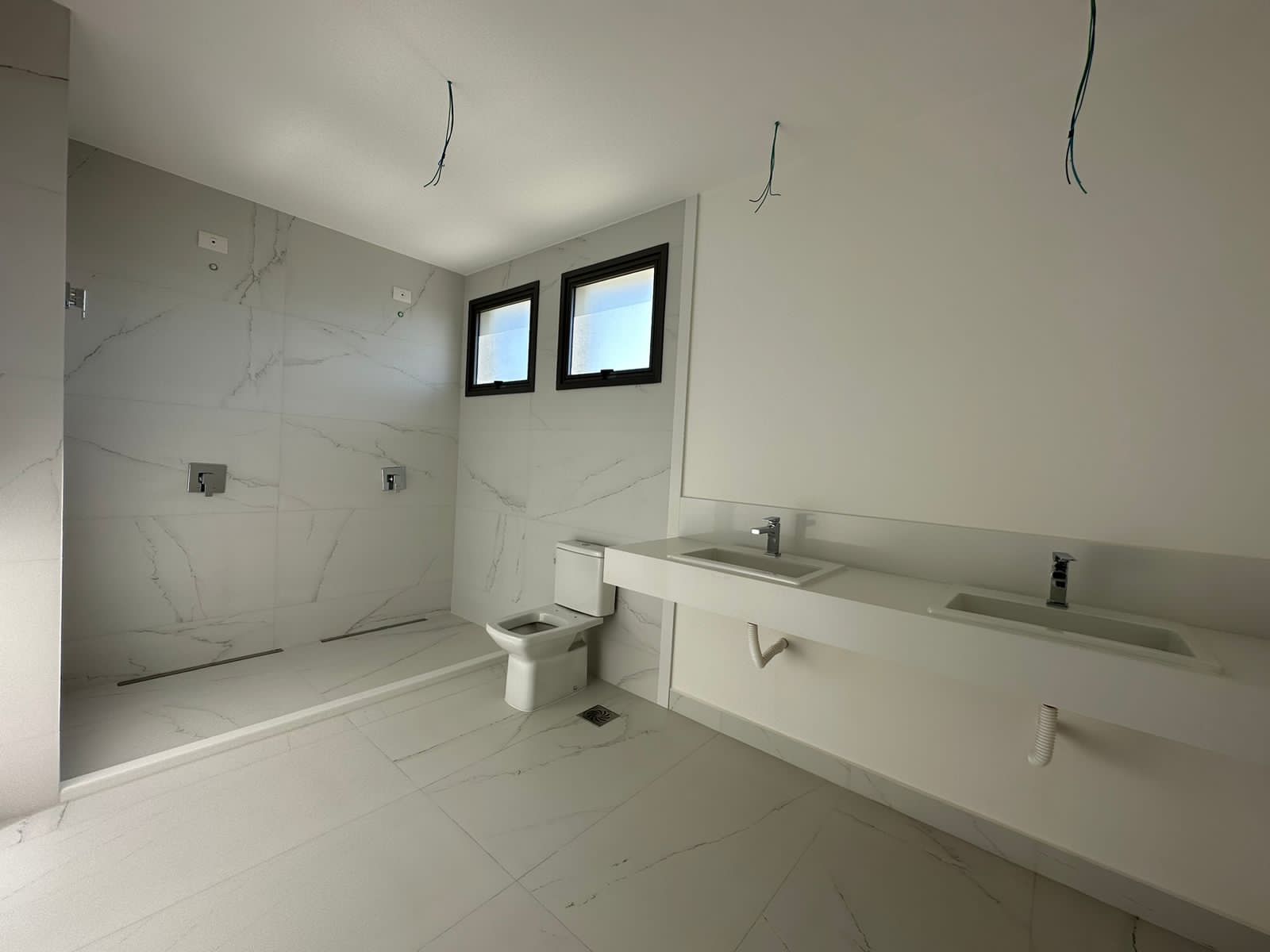 Apartamento à venda, Edifício Grand Palais,  216m² úteis, 3 suítes, sacada c/ skinglas, elevador privativo, 3 vagas , andar alto -Gleba Palhano- 