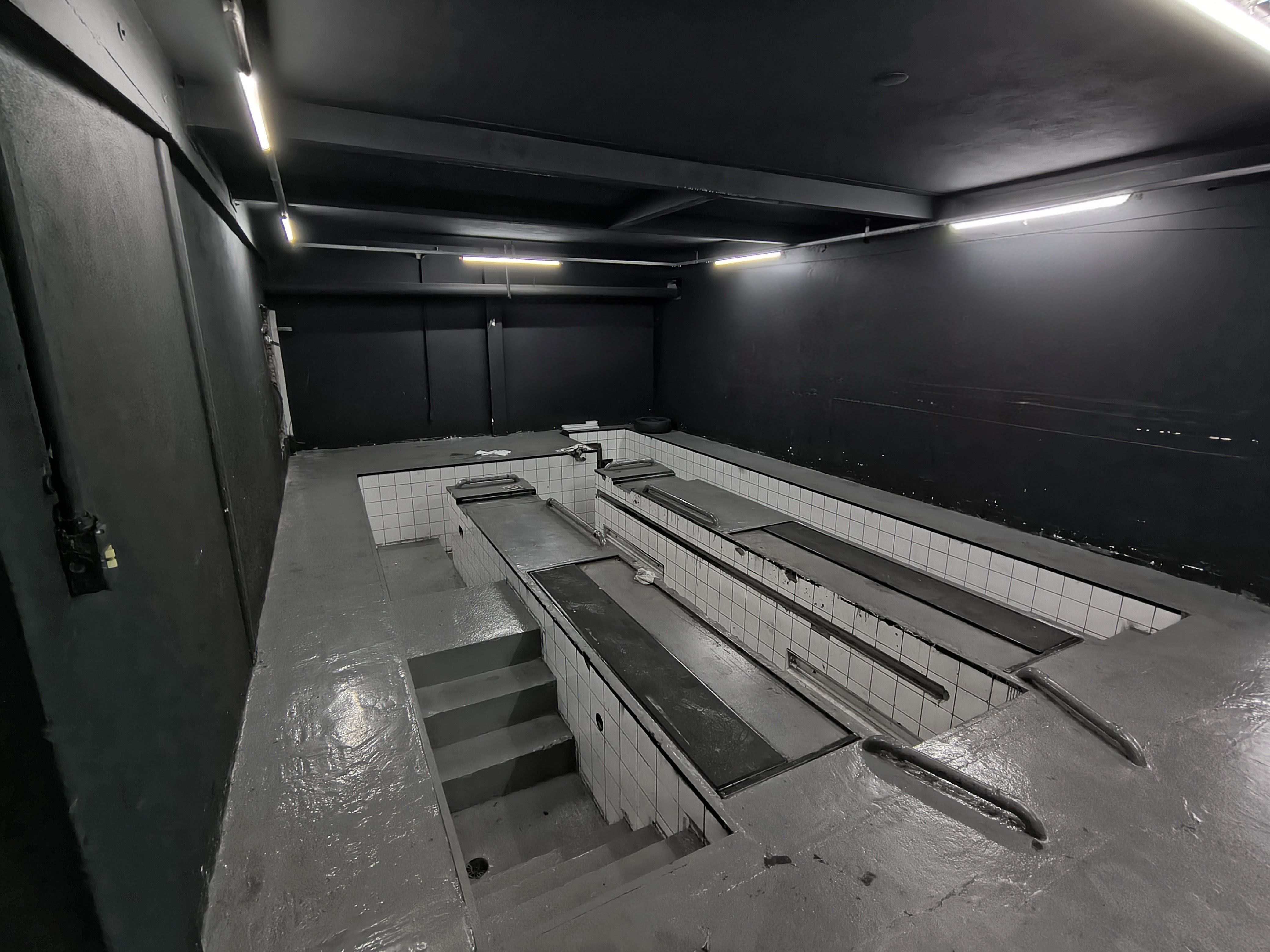 Barracão para locação, 997M² úteis, subsolo e mezanino, 28 garagens, 4 banheiros, Av.JK, Londrina-PR