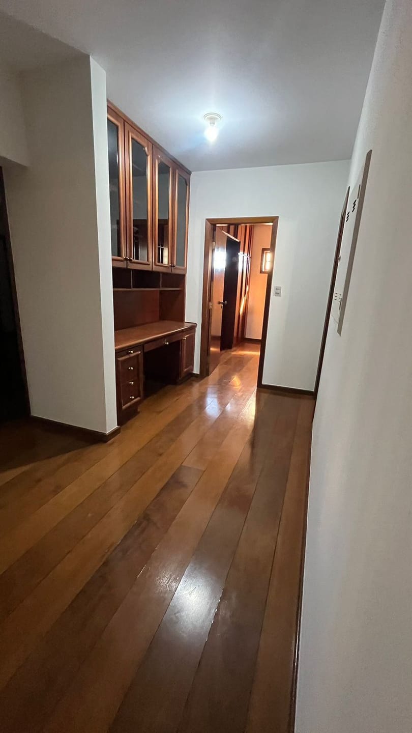 Casa comercial próximo a Av Higienópolis, piscina- Guanabara, Londrina, PR