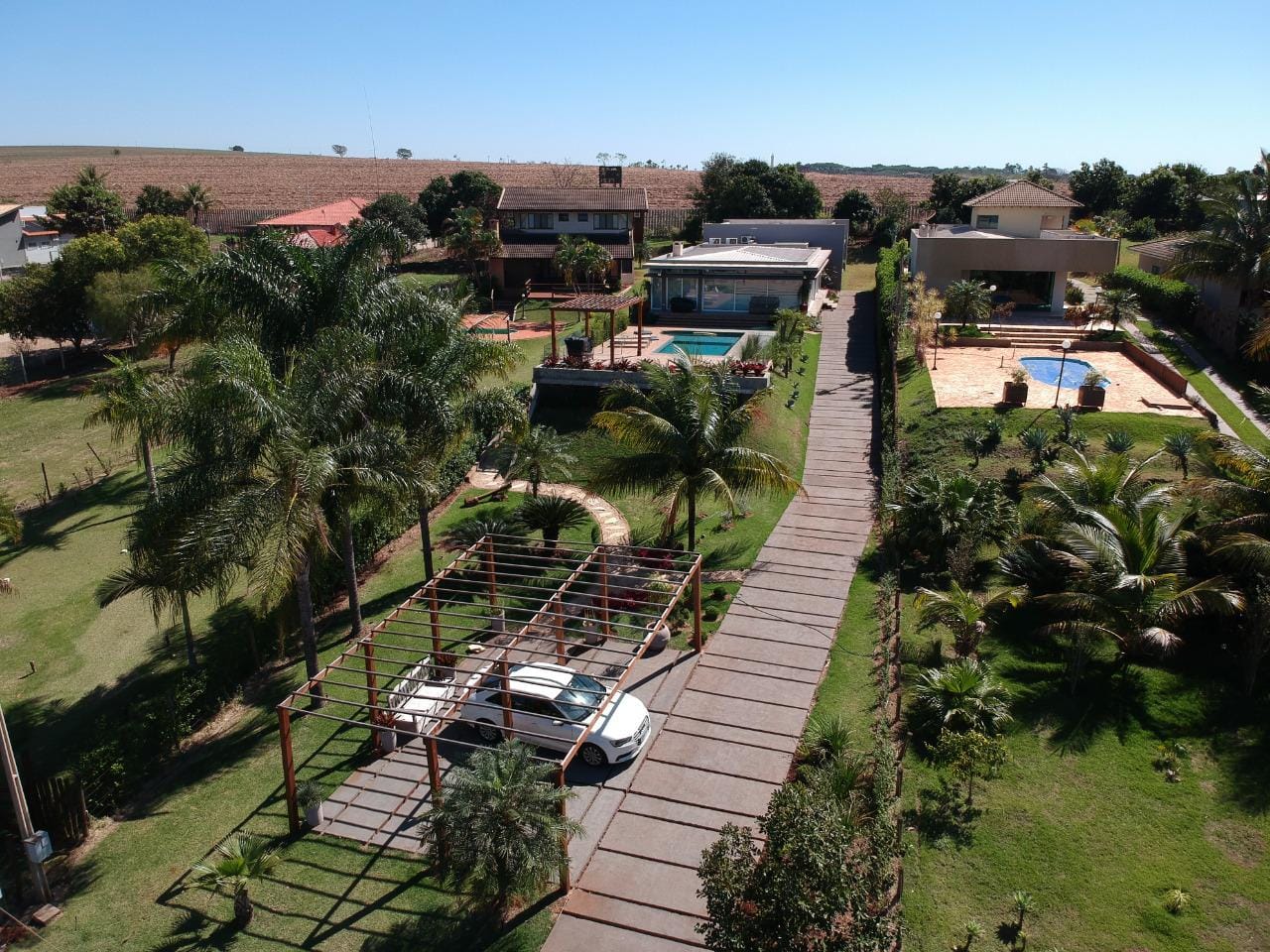 Chácara à Venda, porteira fechada, 1582m² no Condomínio das Águas, casa de 420m² úteis, 4 suítes,  piscina, 14 vagas - Porecatu, PR
