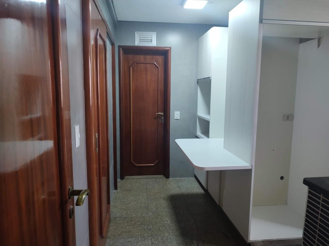 Apartamento à venda, 467m²  úteis, cobertura penthouse, 4 dormitórios sendo 2 suítes, 4 banheiros, Centro - Londrina, PR
