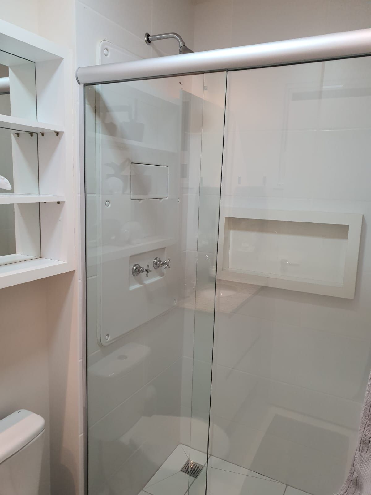 Apartamento à Venda, Edifício  Reserva Santana, 75m² úteis, 2 quartos sendo  1 suíte, mobiliado  - Gleba Fazenda Palhano- Londrina, PR