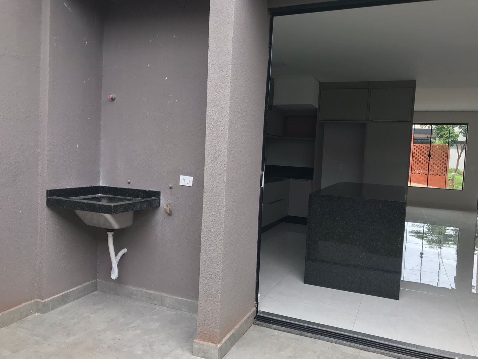 Sobrado à venda, Condomínio Morada das Flores, 137m² úteis, 3 quartos sendo 1 suíte, 2 vagas  - Cambé, PR