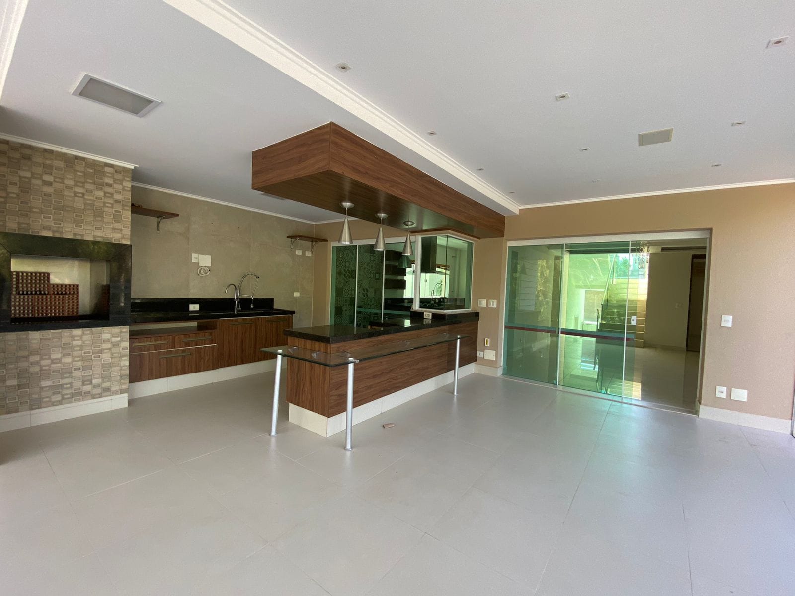 Triplex de luxo 500m² úteis/4 suítes no Cond. Alphaville II, churrasqueira /piscina, ar condicionado, 2 lareiras - Vivendas do Arvoredo - Londrin