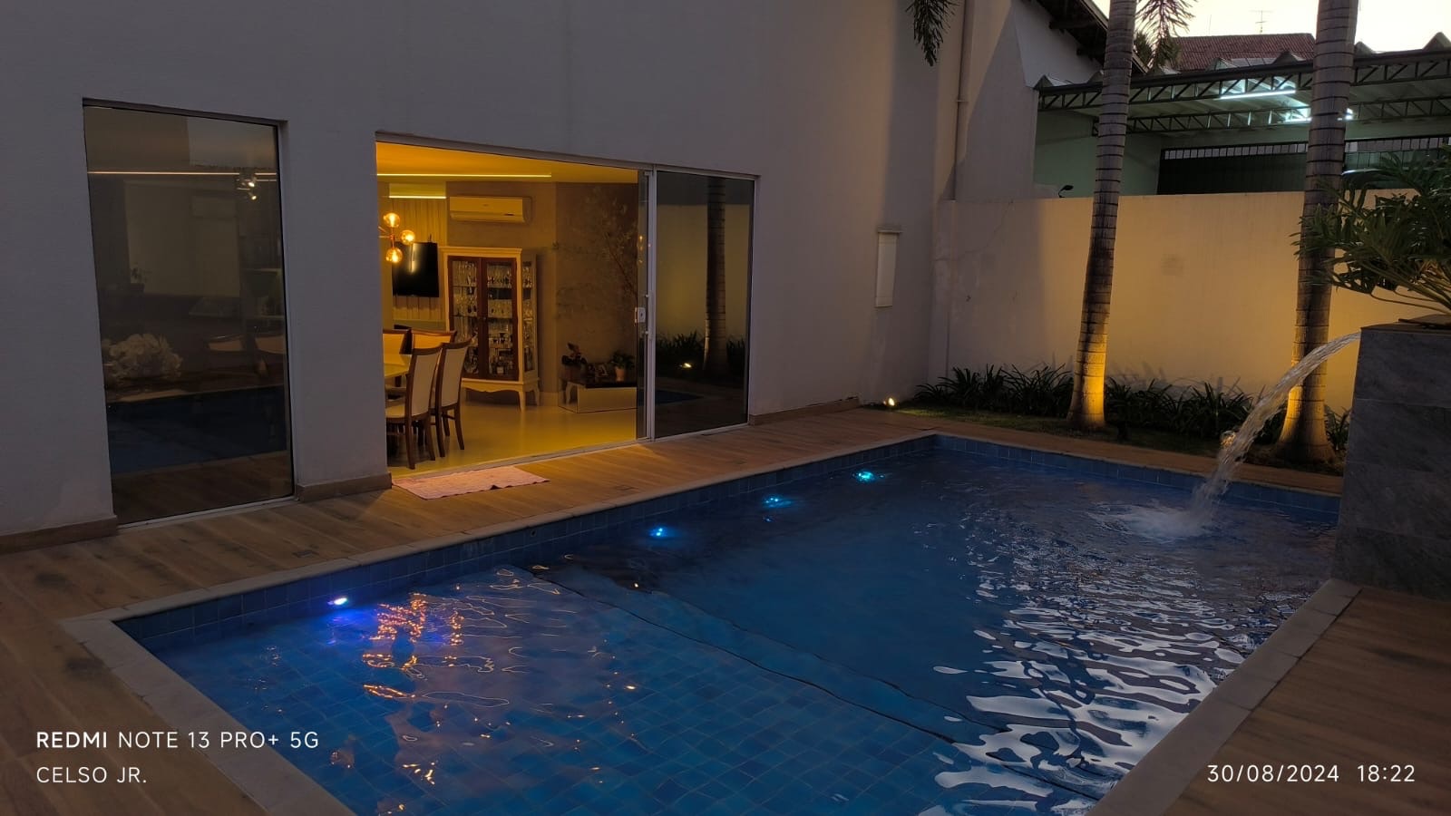 Casa à venda no Jardim Quebec, 614m², 3 Quartos sendo 1 suíte, 5 banheiros, 2 lavabos e 4 vagas de garagem, Londrina, PR