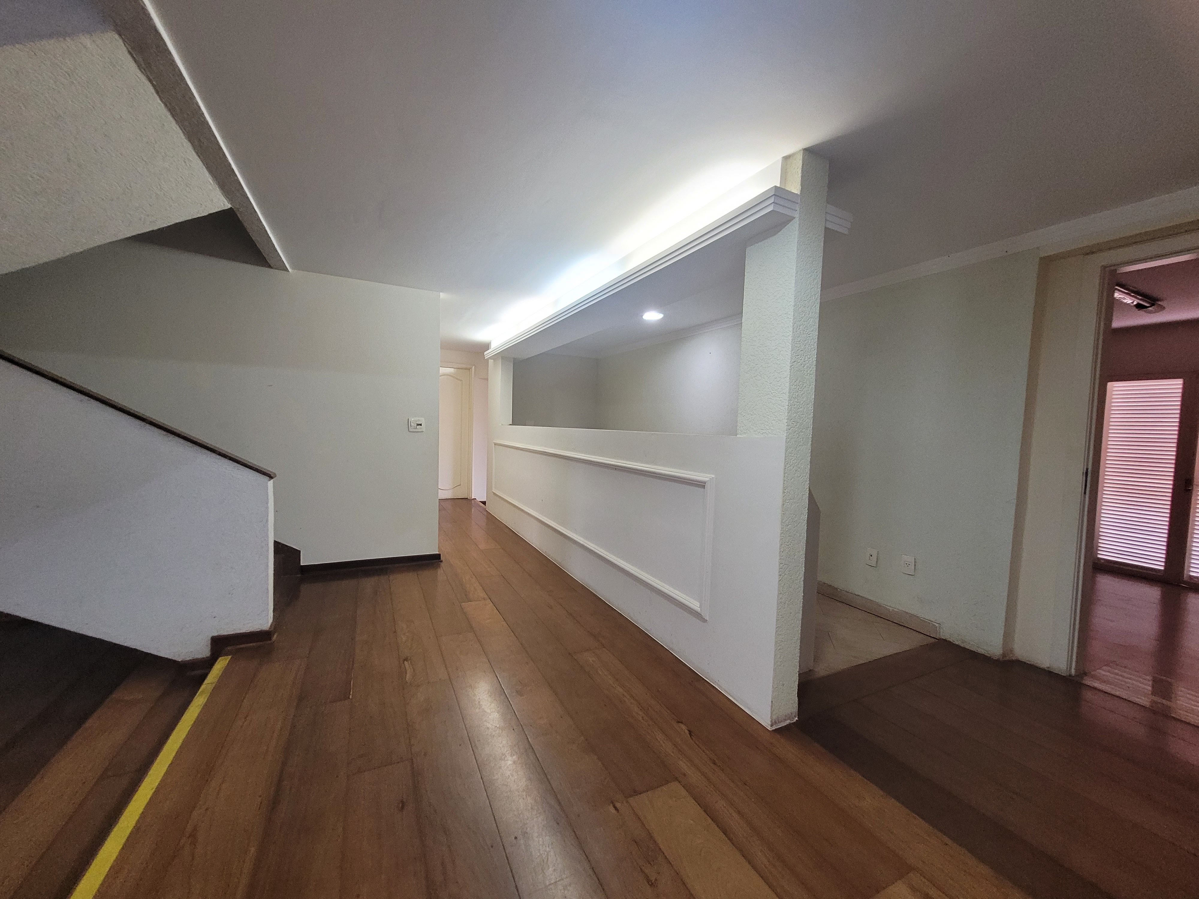Sobrado à venda, 438m², 5 quartos sendo 3 suítes, 4 banheiros, 4 vagas de garagem no centro de Londrina, PR