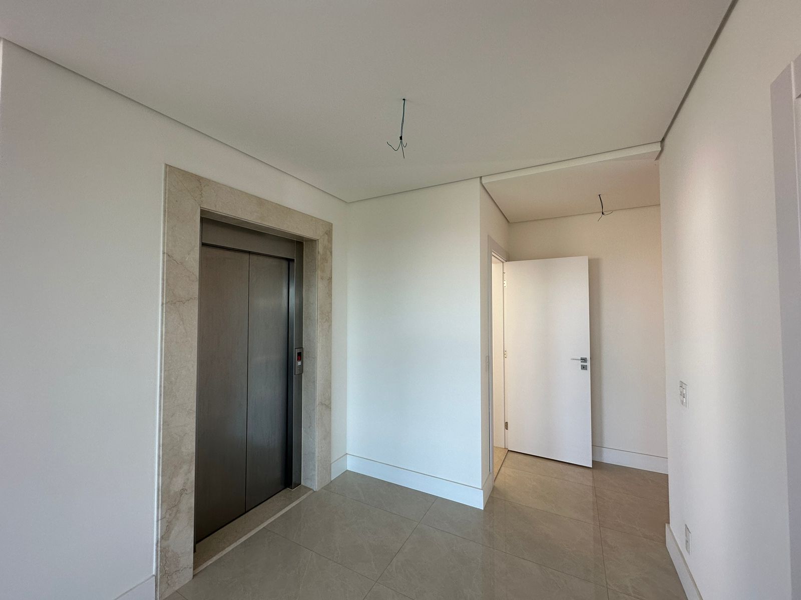 Apartamento à venda, Edifício Grand Palais,  216m² úteis, 3 suítes, sacada c/ skinglas, elevador privativo, 3 vagas , andar alto -Gleba Palhano- 