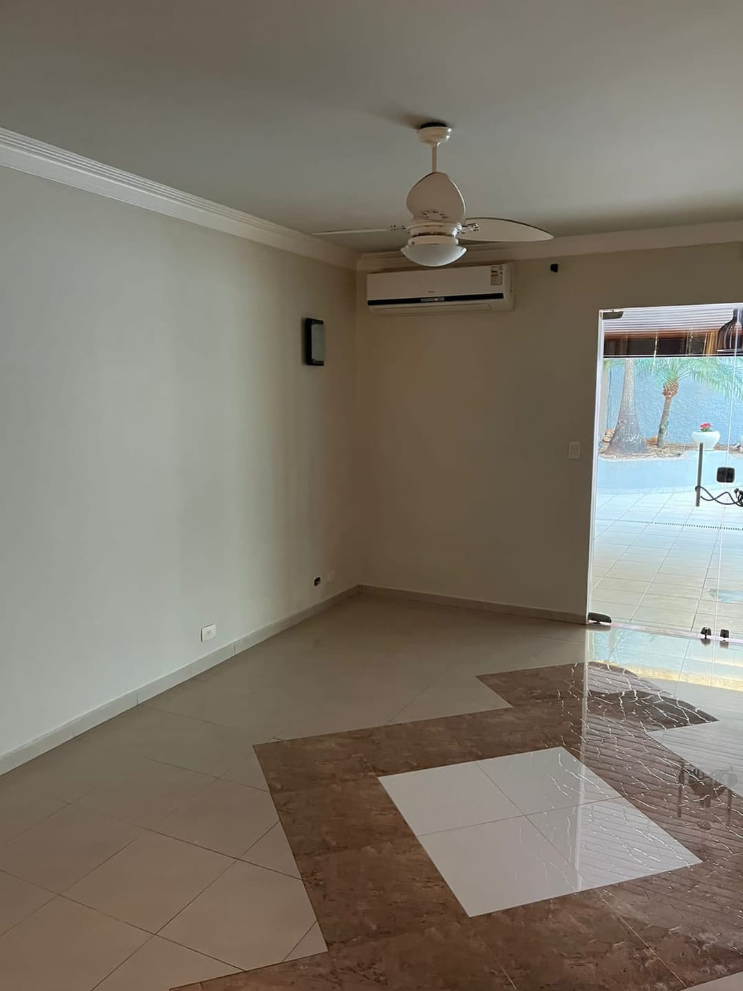 Casa Residencial ou Comercial de 400 m² para venda, 05 quartos (sendo 2 suítes) piscina, de frente para o lago Igapó 1 -Bairro Canaã, Londrina, P
