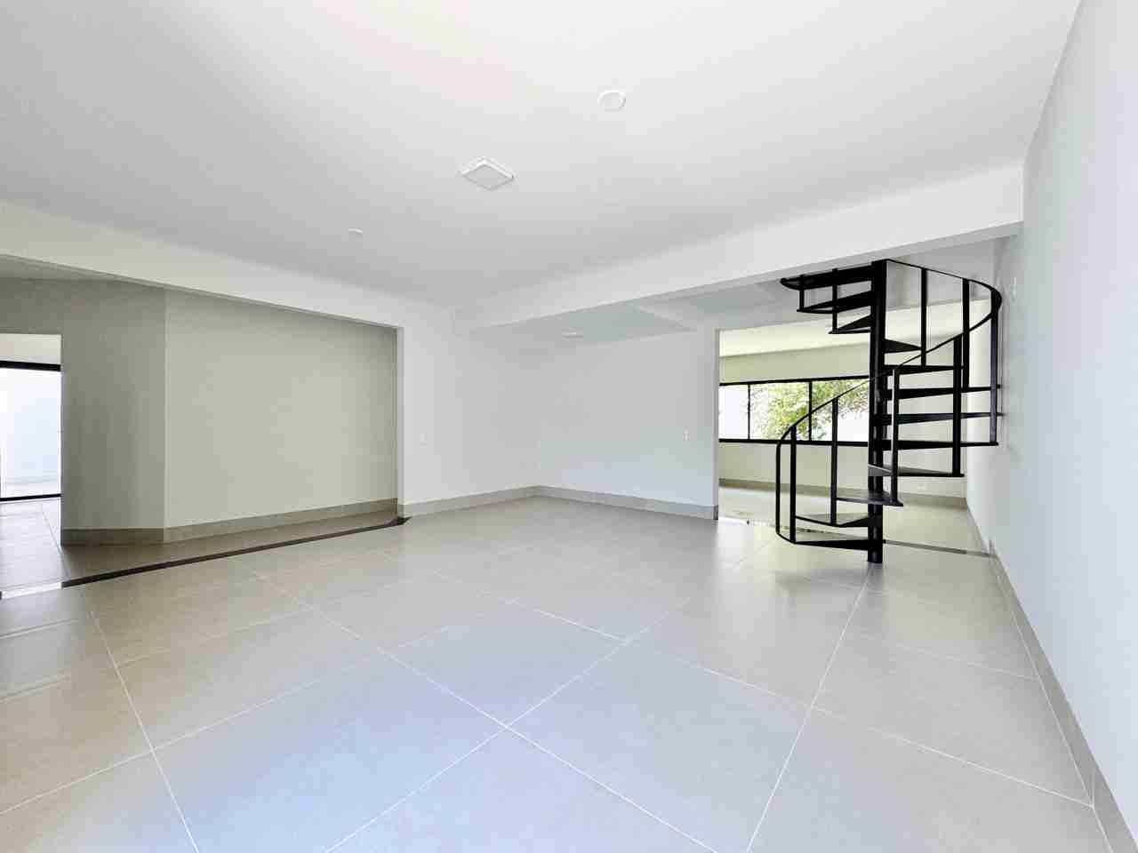 Casa à venda, alto padão, 3 pavimentos, aréa útil de 465M², 6 quartos (sendo 2 suítes e um suíte master) ,Mediterrâneo, Londrina, PR