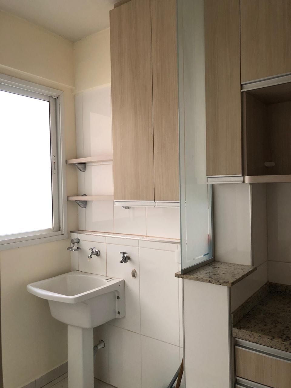 Apartamento à venda, Edifício Mirante do Lago, 76m² úteis, 3 quartos sendo 1 suíte, sacada com churrasqueira - Gleba Fazenda Palhano, Londrina, P