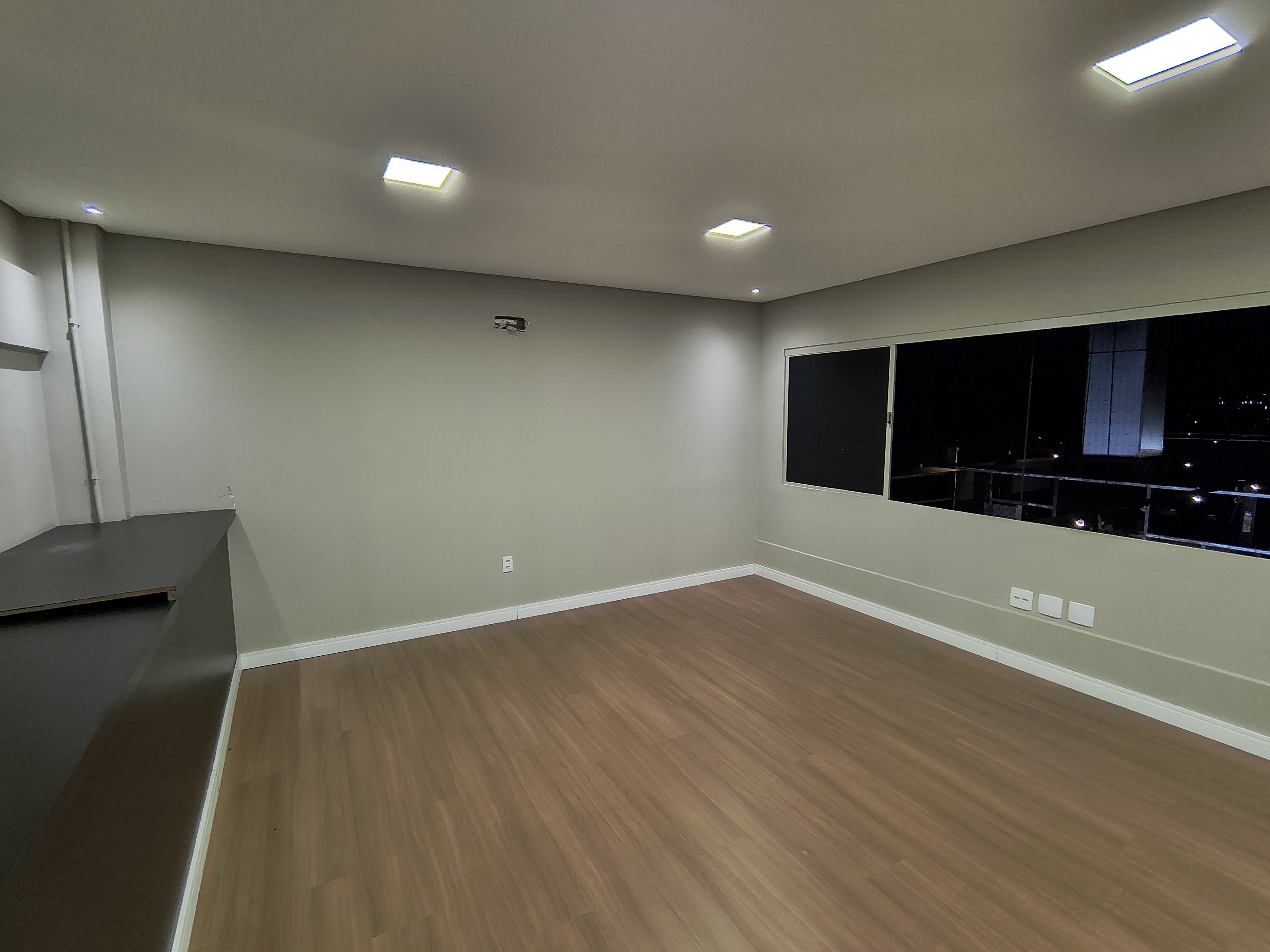 Barracão para locação, 997M² úteis, subsolo e mezanino, 28 garagens, 4 banheiros, Av.JK, Londrina-PR