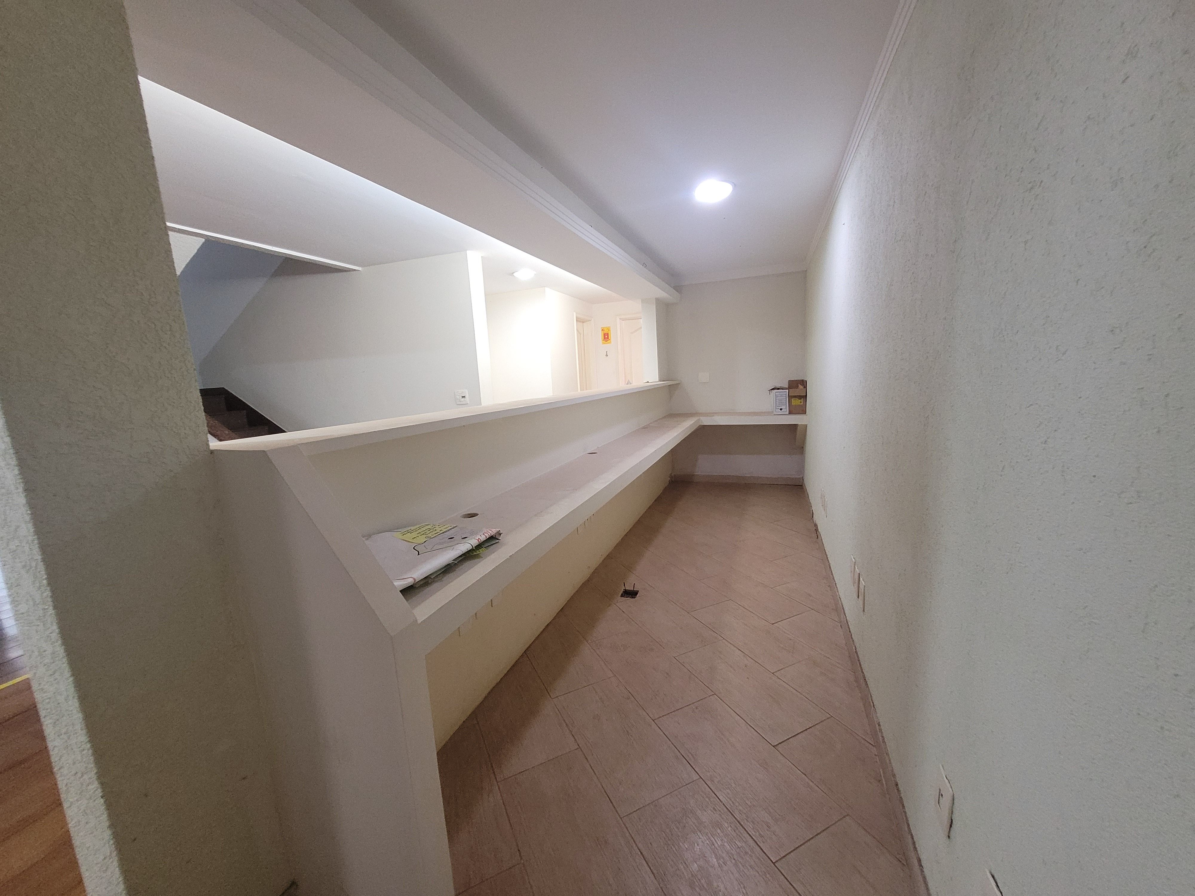 Sobrado à venda, 438m², 5 quartos sendo 3 suítes, 4 banheiros, 4 vagas de garagem no centro de Londrina, PR