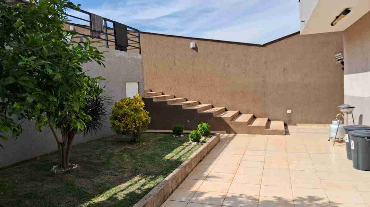 Casa à venda, Jd Kobayashi, 280m² privados, com piscina, 3 quartos sendo 1 suíte, 3 vagas - Califórnia, Londrina, PR