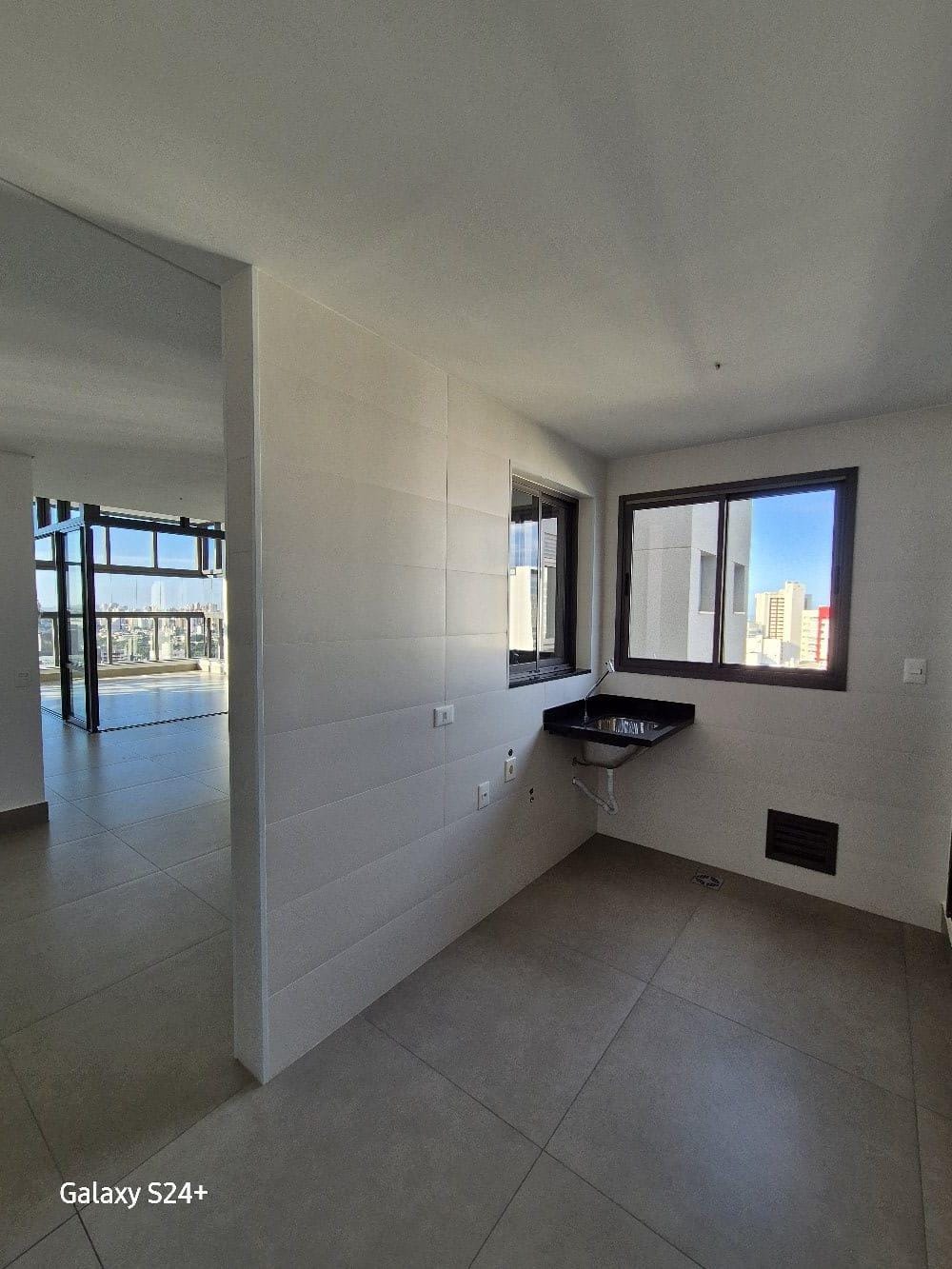 Apartamento à venda, Edifício  Lumini 181m², 3 amplas suítes, 3 vagas, elevador privativo, andar alto- Gleba Palhano, Londrina/PR