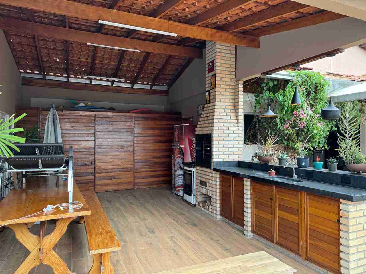 Casa à venda, 400 m2 úteis, 4 quatos sendo 2 suítes, porteira fechada. área de lazer ampla, 6 vagas, Jardim Shangri-lá A, Londrina-PR