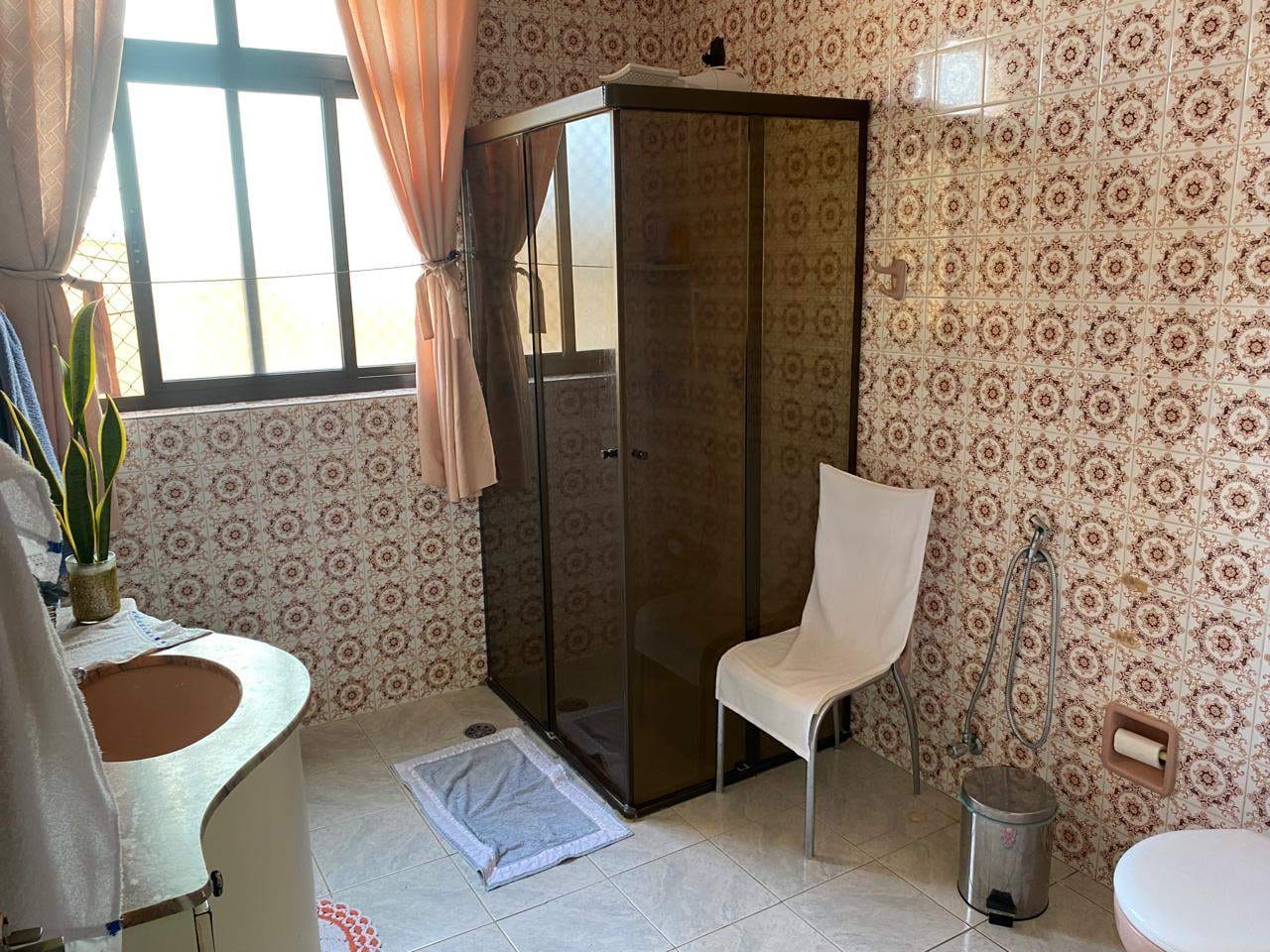 Apartamento à venda, 160 m²  úteis, 4 quartos sendo 1 suíte,  andar alto no Edifício Centro Comercial- Centro, Londrina, PR